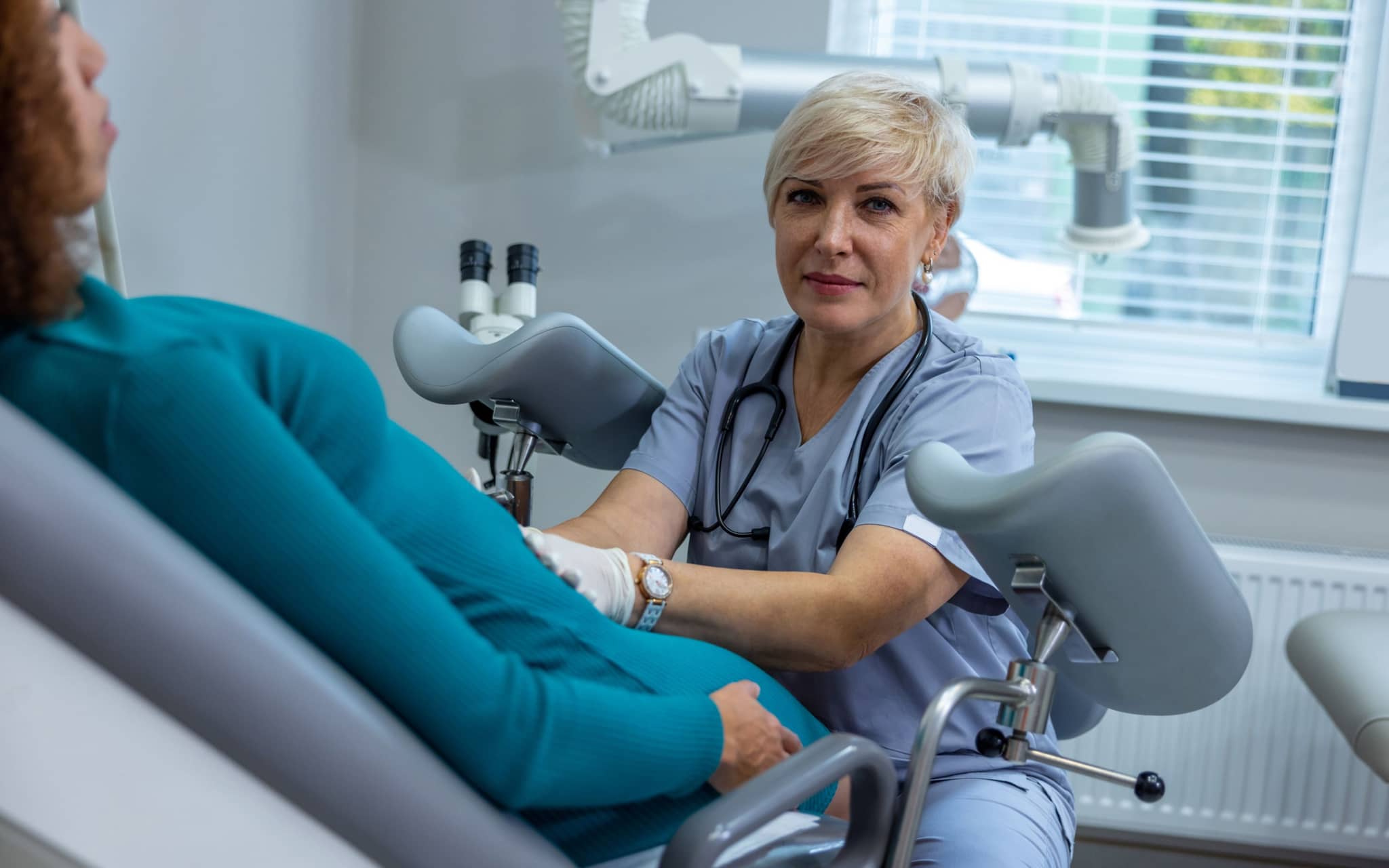 Eine Frau liegt auf einem gynäkologischen Untersuchungsstuhl bei der Frauenärztin