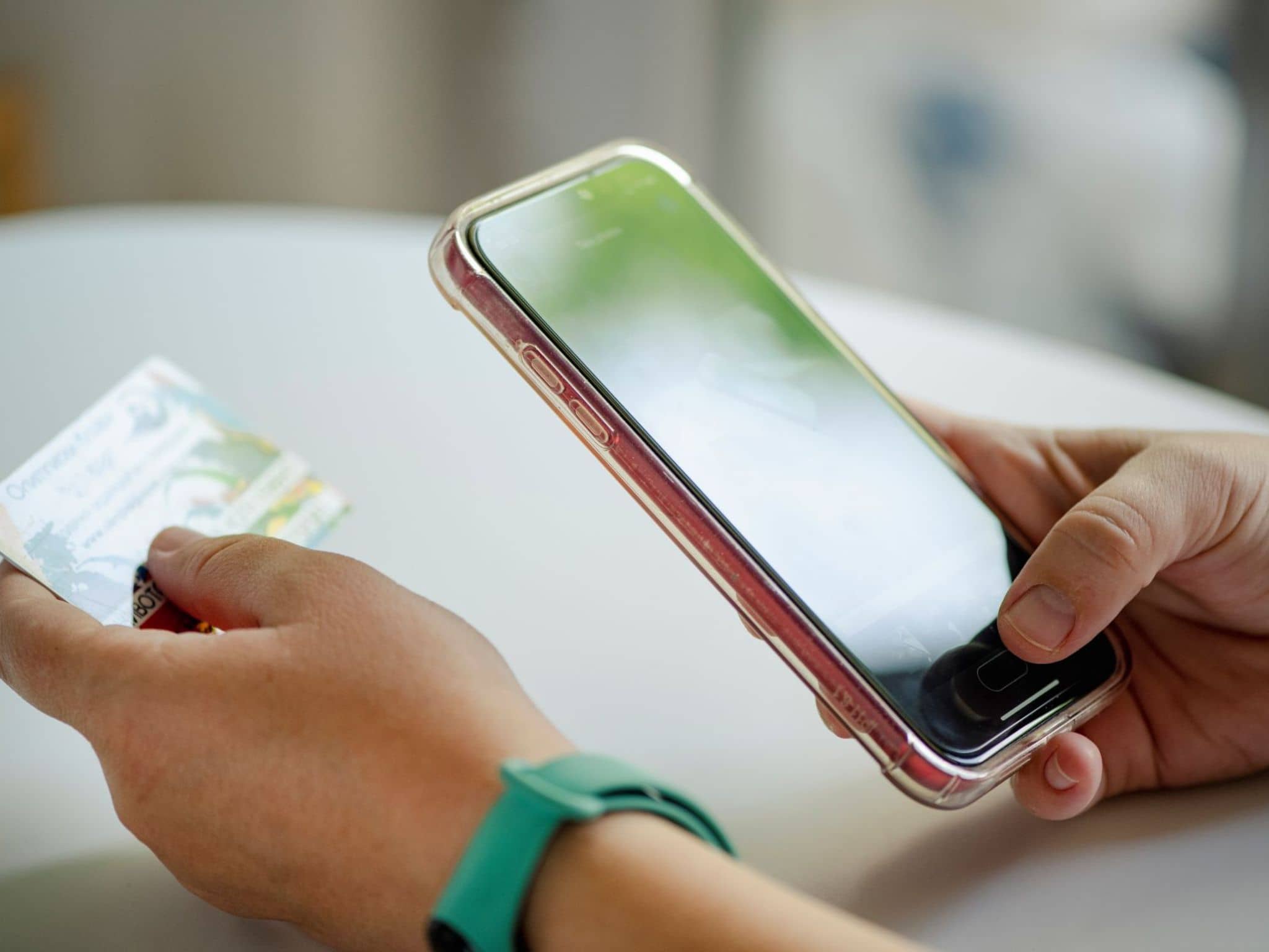 Eine Frau nutzt das ePass Identverfahren mit ihrem Handy.