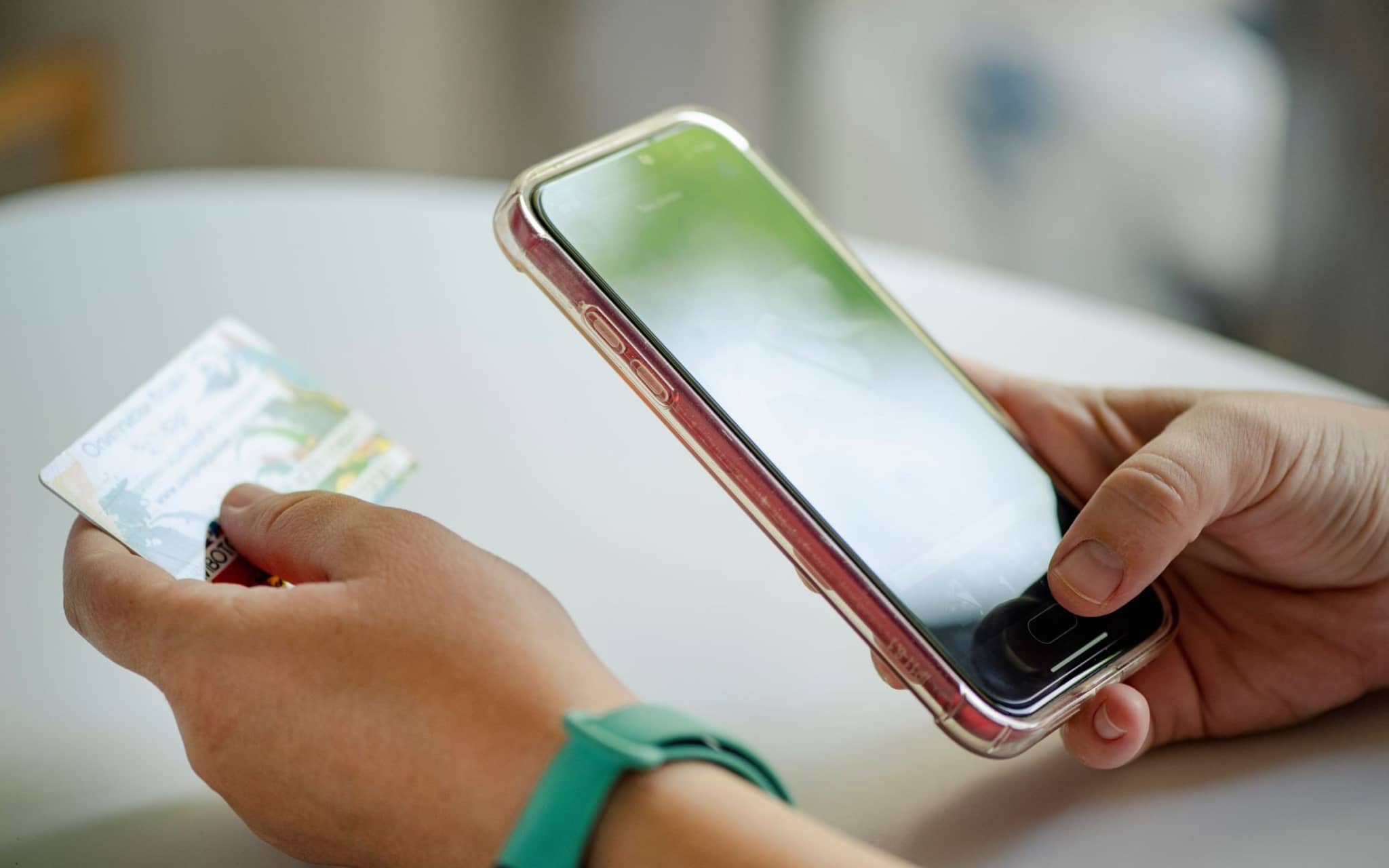 Eine Frau nutzt das ePass Identverfahren mit ihrem Handy.