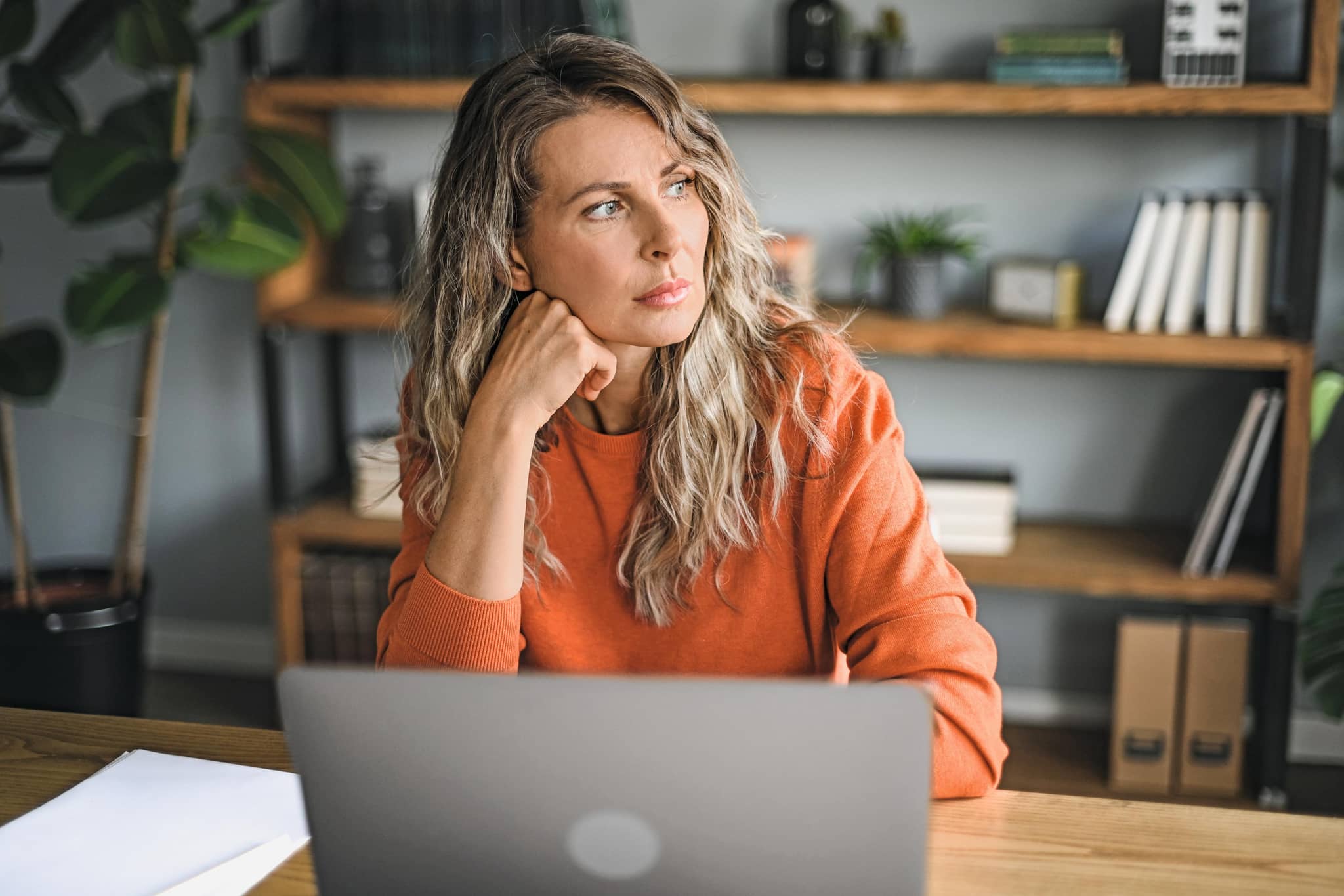 Frau mit Laptop auf Tisch