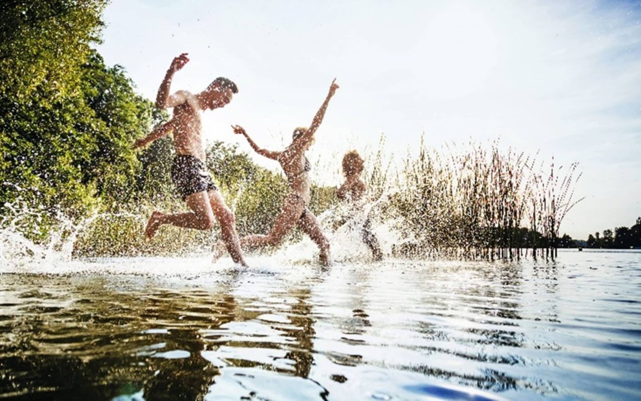 Bild: Leute laufen in den See