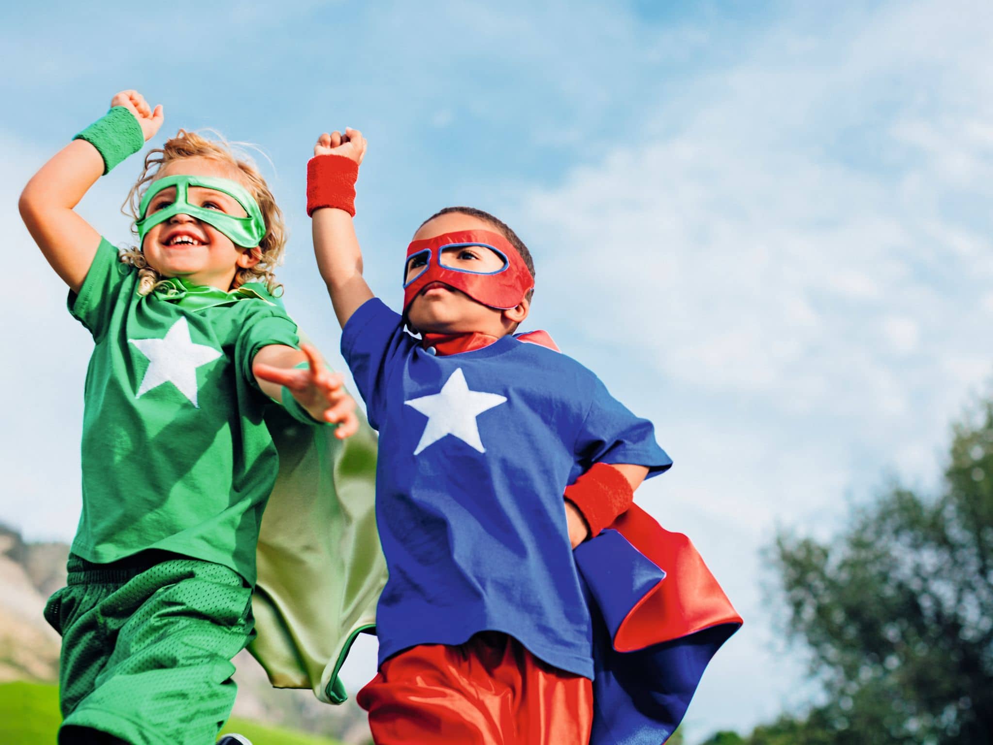 Zwei Jungen im Supermannkostüm