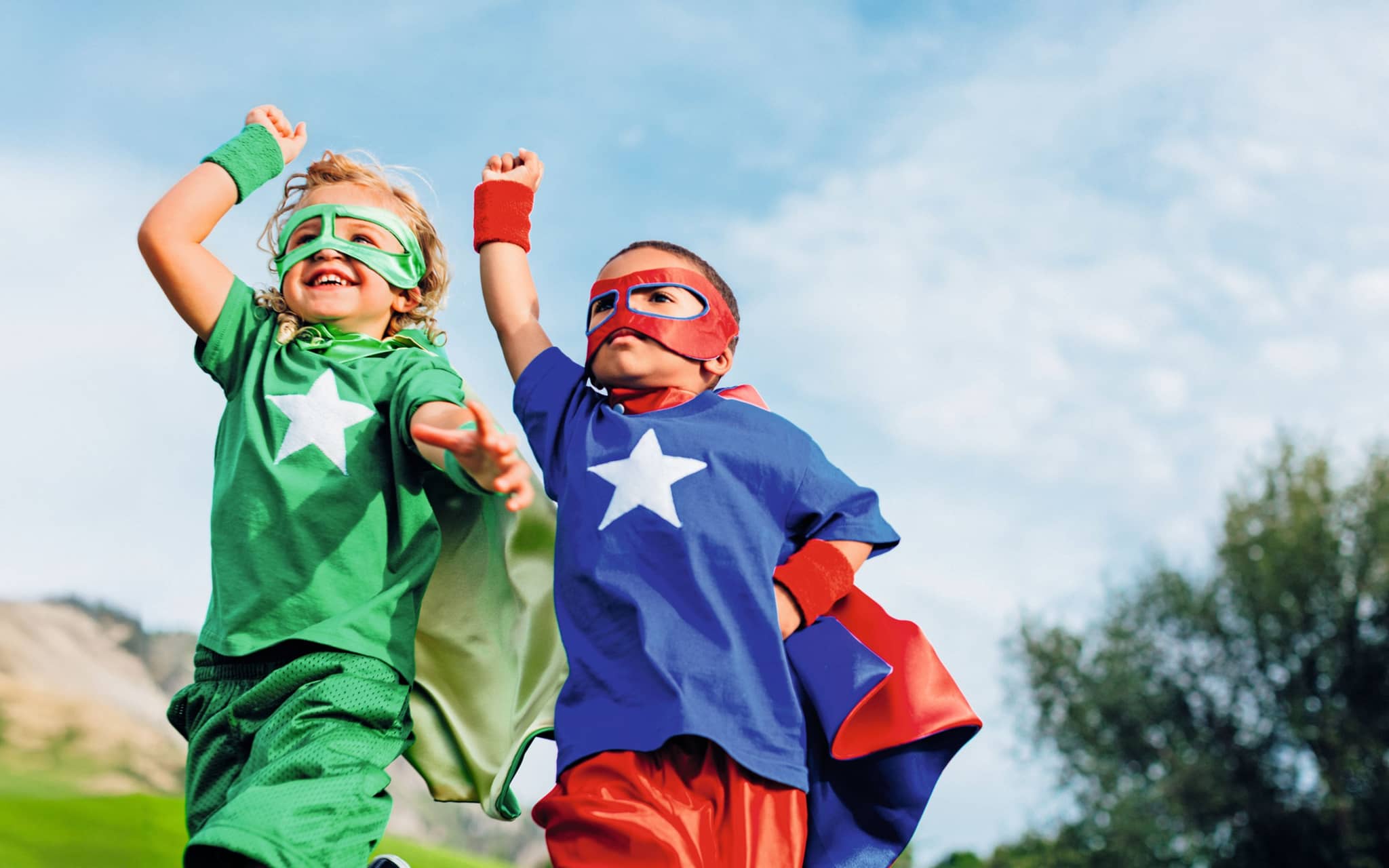 Zwei Jungen im Supermannkostüm