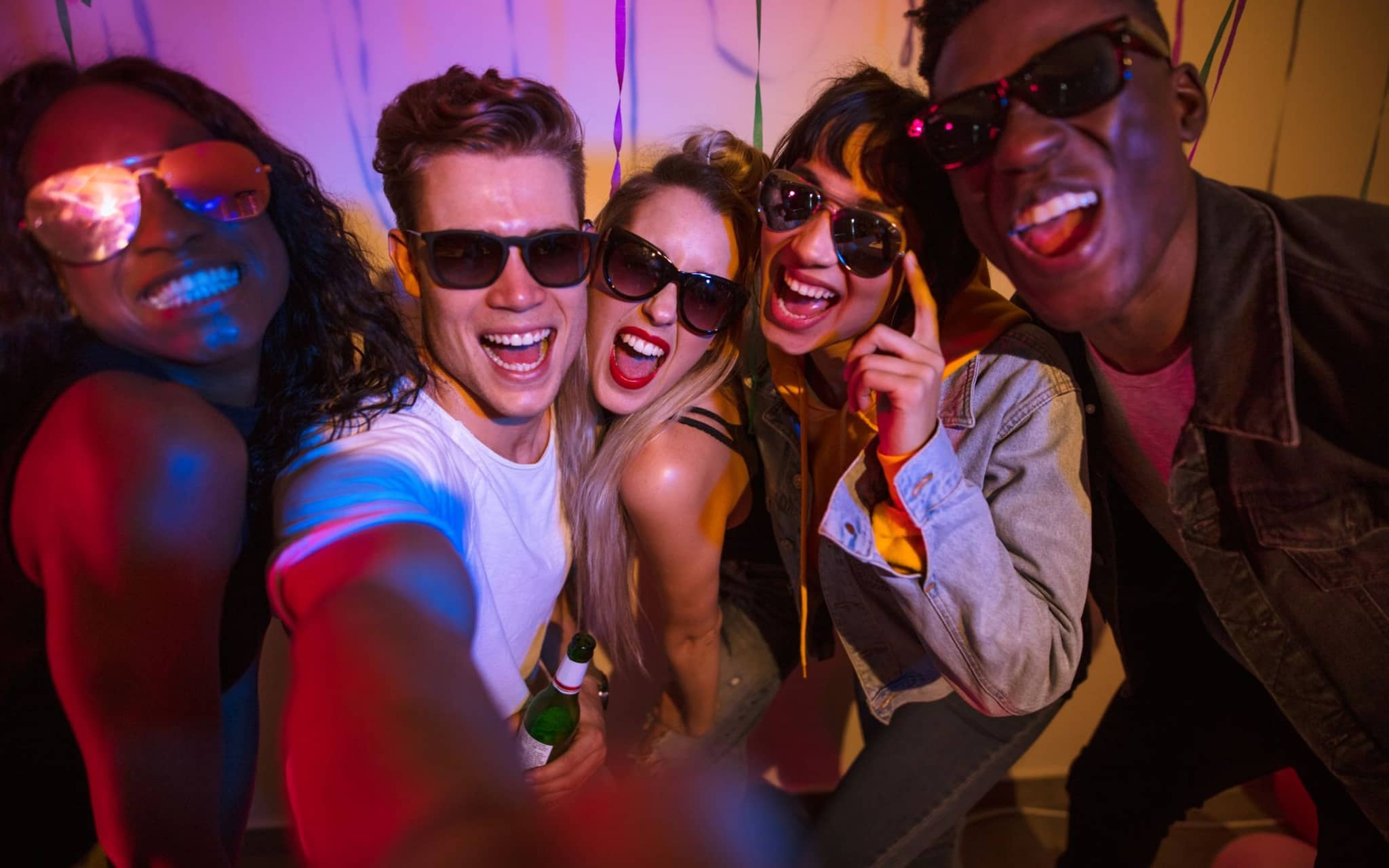 Eine Gruppe von Freunden macht ein Selfie auf einer Party.