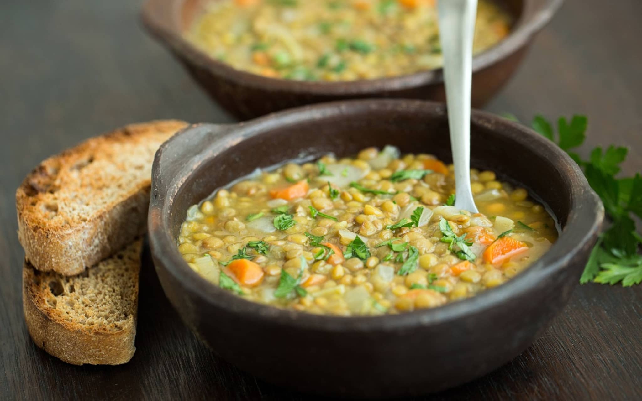 Vegane Suppe bei Erkältung: Eine Schüssel Linsensuppe mit Brot.