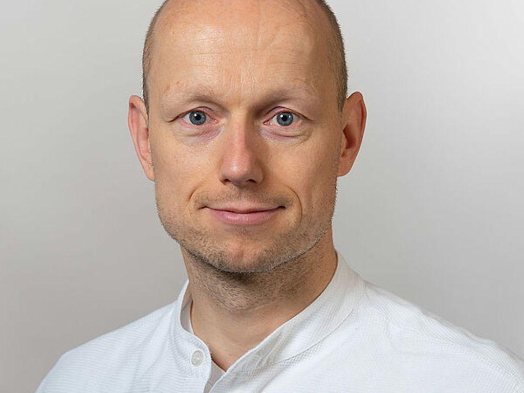 Porträtfoto von Dr. Helge Riepenhof.