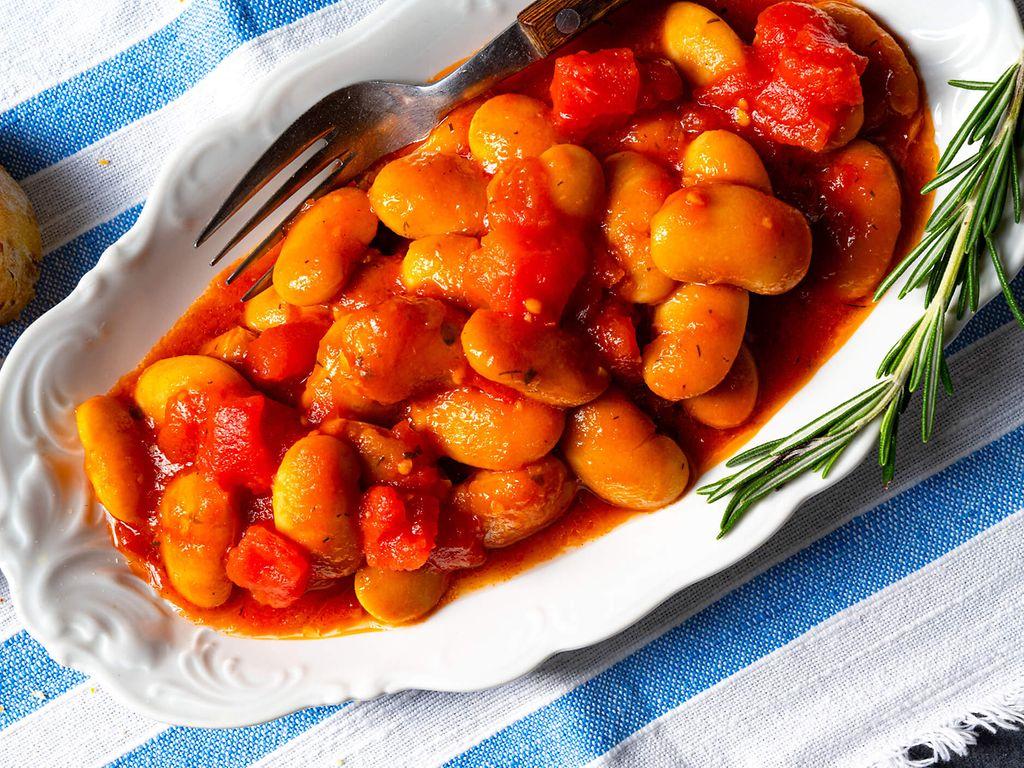 Rezept Toska: Bild von einem Schälchen mit dicken weißen Bohnen in stückiger Tomatensoße.