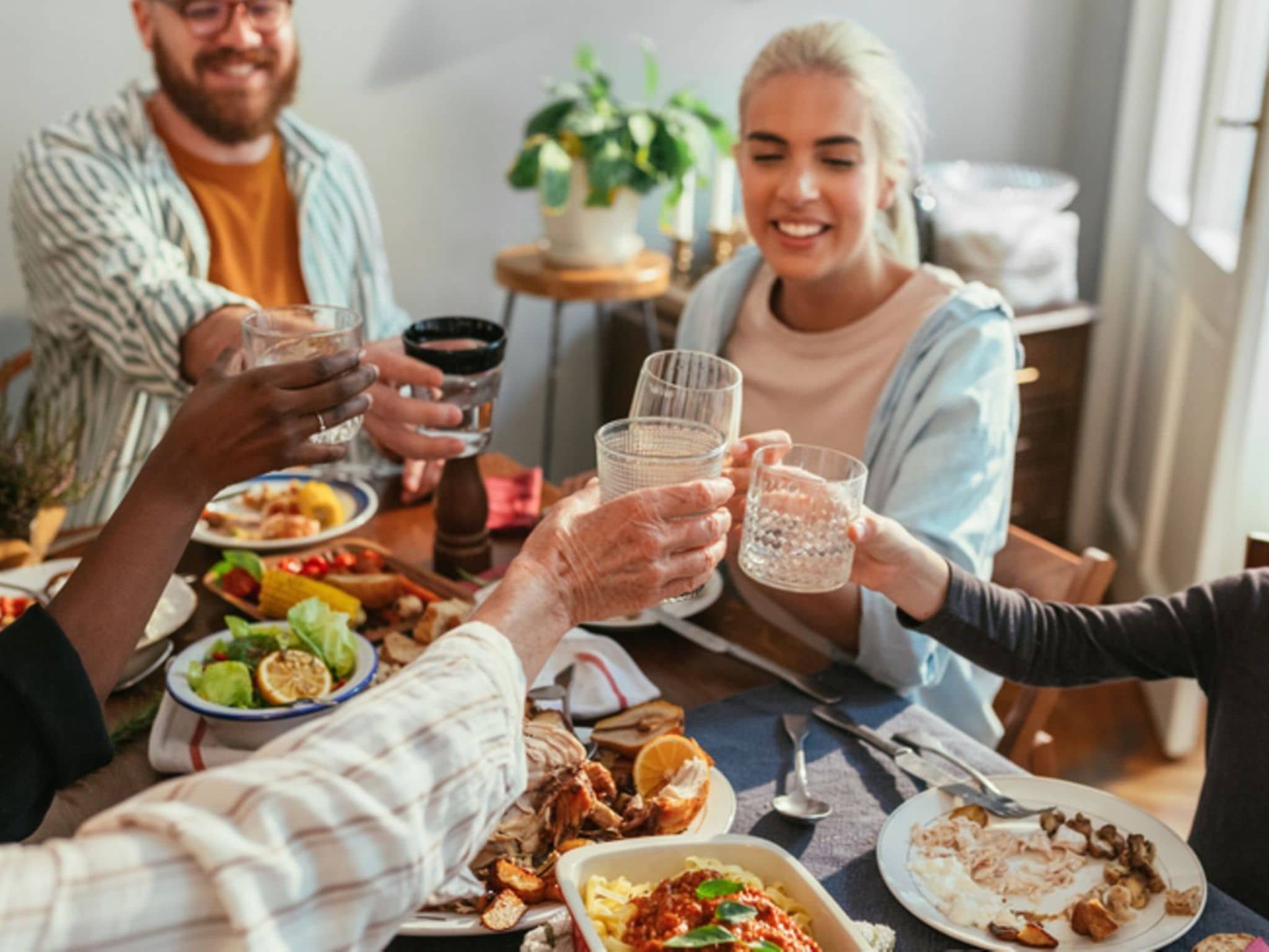 Freunde am Tisch: Gemeinsames Essen macht glücklich