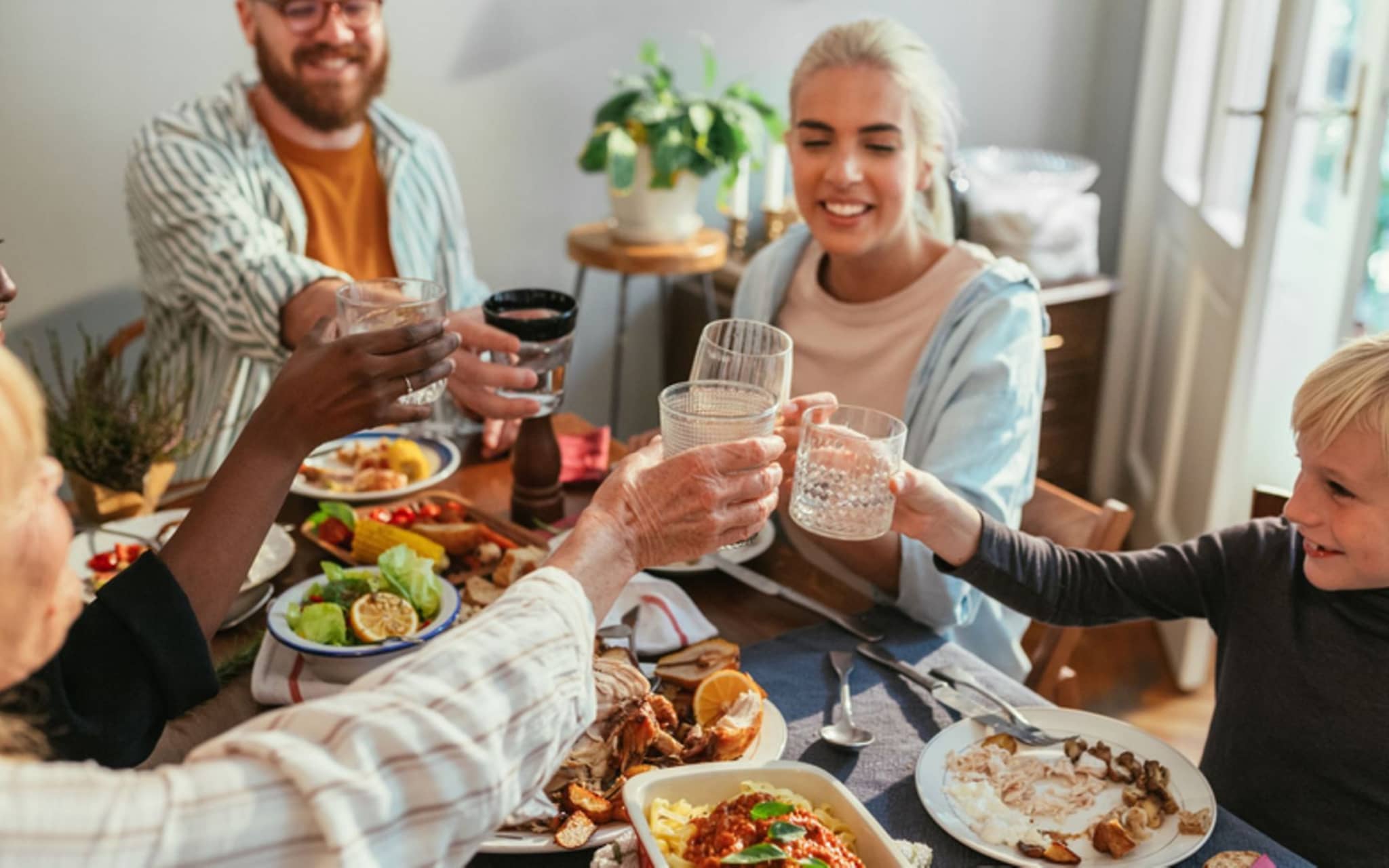 Freunde am Tisch: Gemeinsames Essen macht glücklich