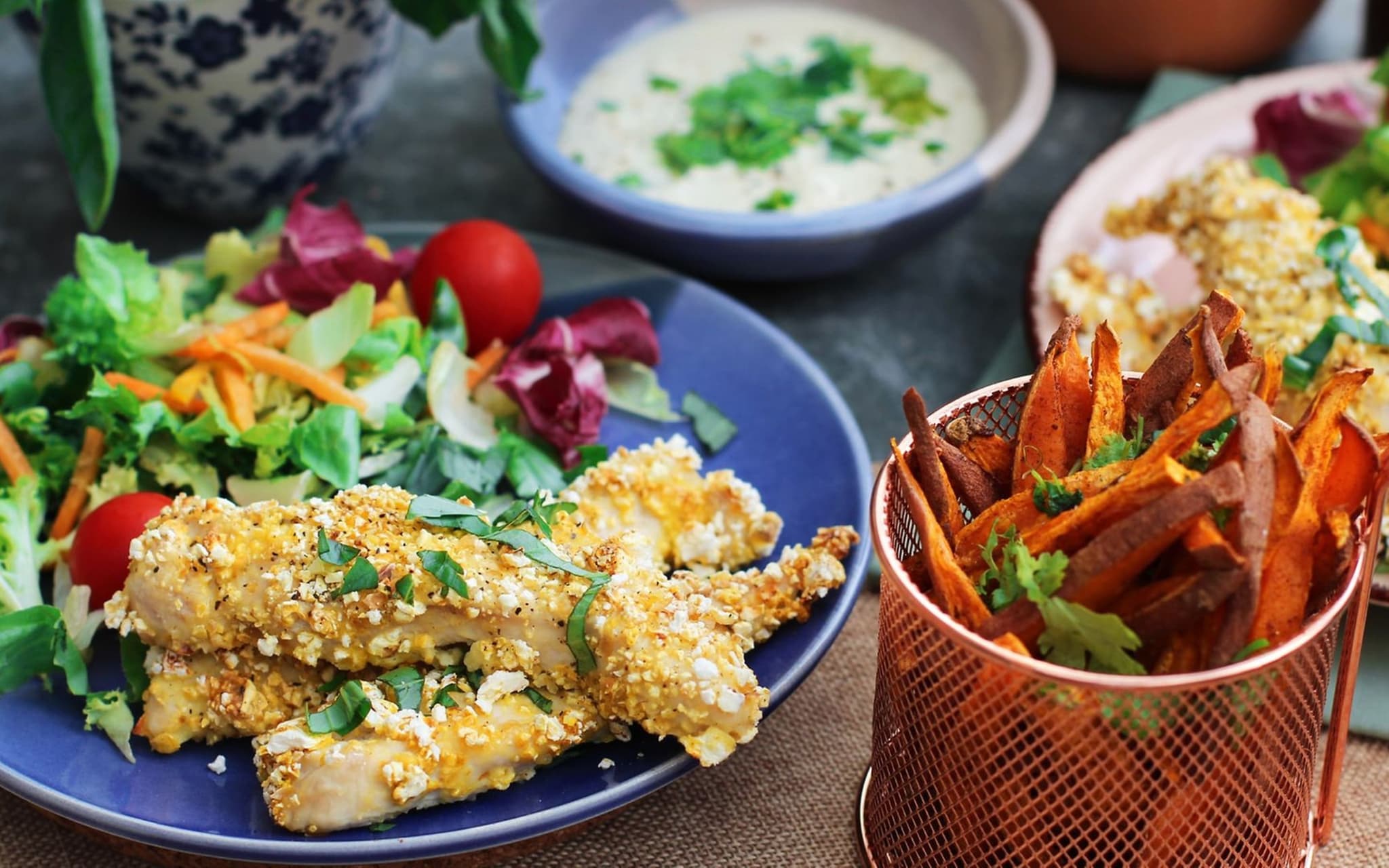Richtig essen in der Schwangerschaft: Ein Teller Salat mit Süßkartoffel-Pommes