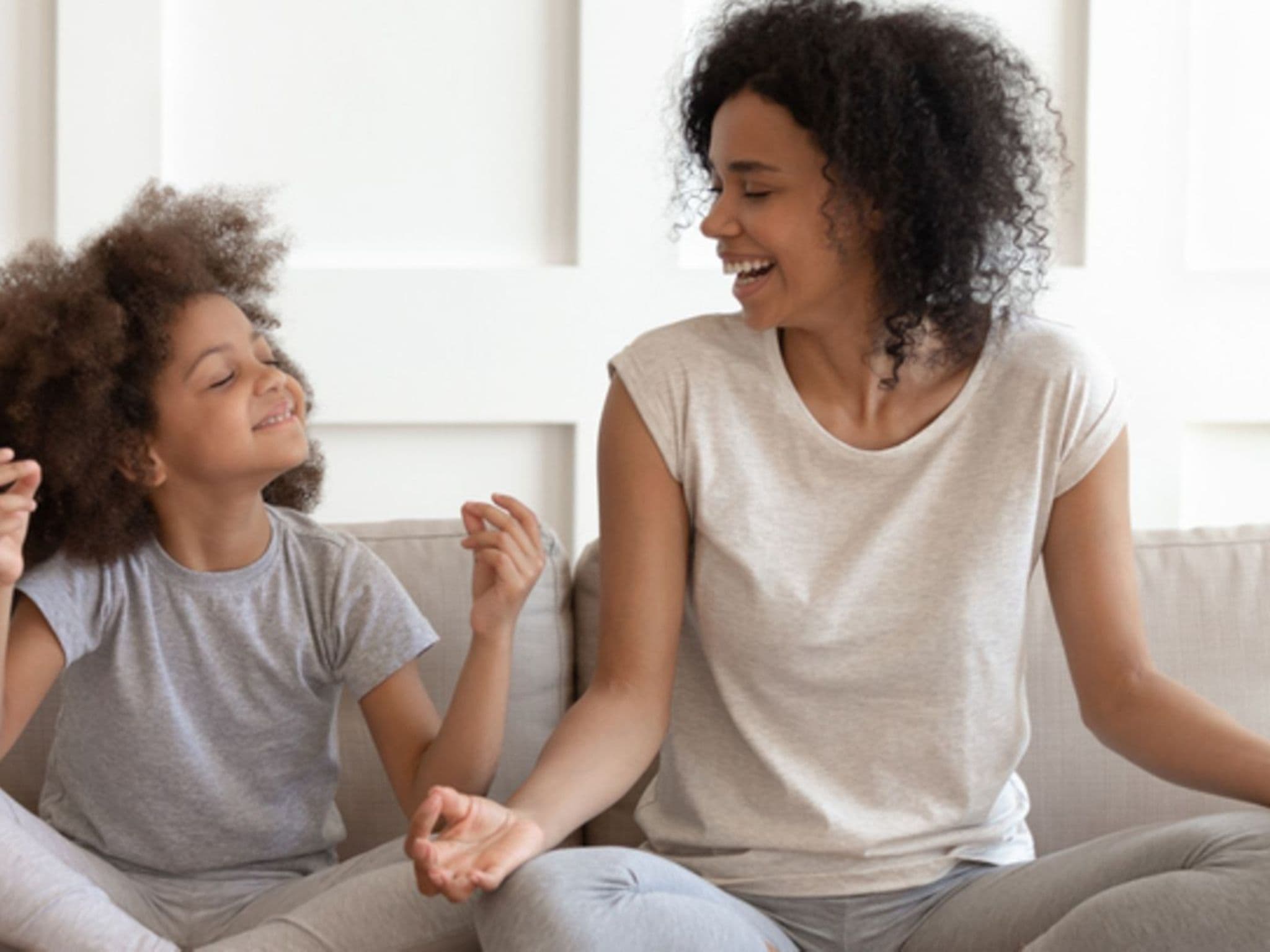 Dankbarkeit durch Yoga: Eine Mutter praktiziert mit ihrer Tochter Yoga