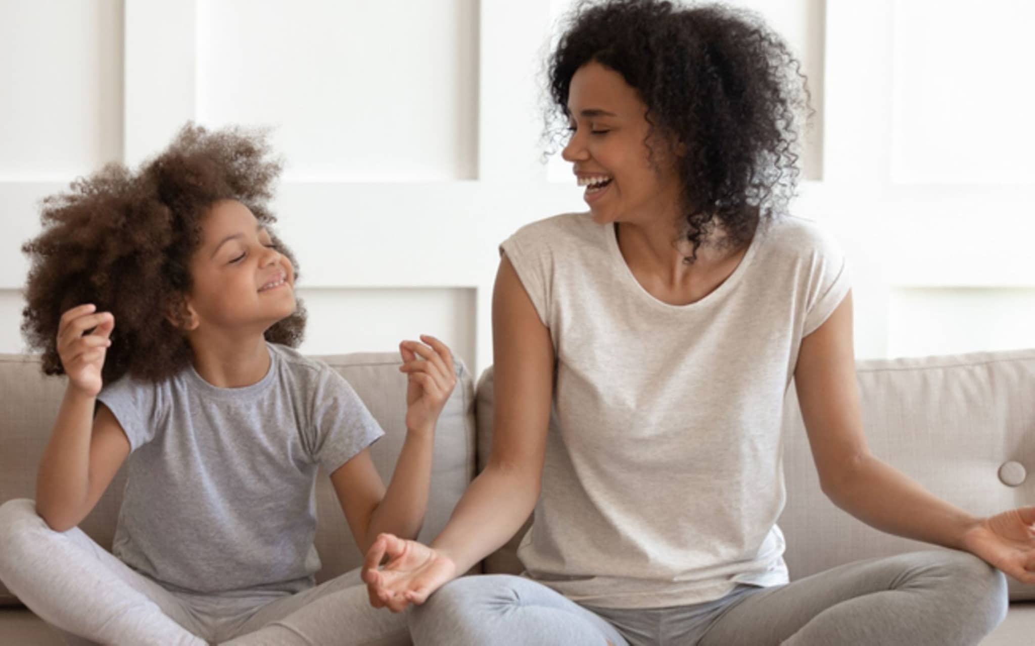 Dankbarkeit durch Yoga: Eine Mutter praktiziert mit ihrer Tochter Yoga