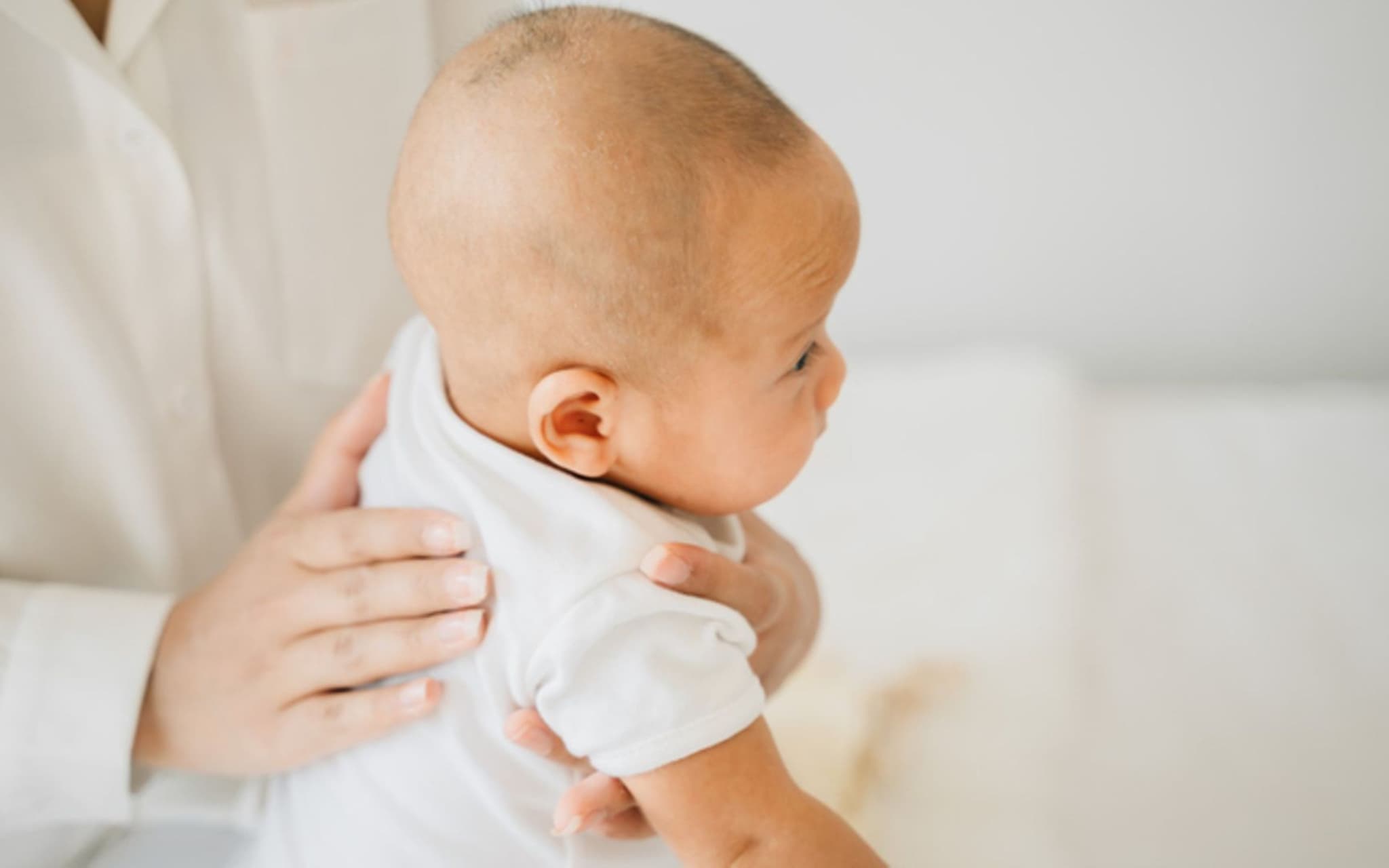 Schluckauf: Mutter klopf Rücken ihres Babys