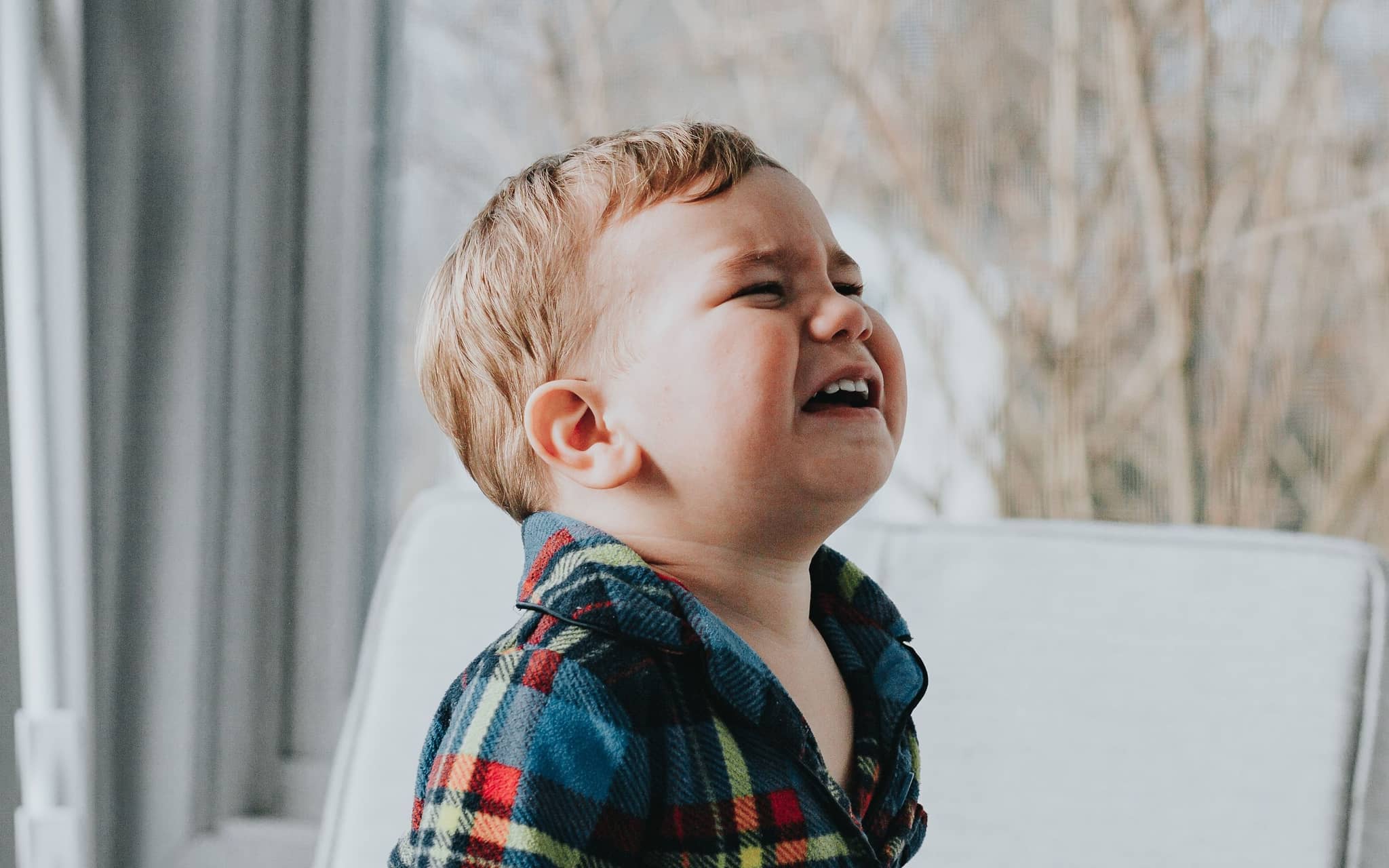 Ein kleiner junge hat einen Wutanfall und weint bitterlich