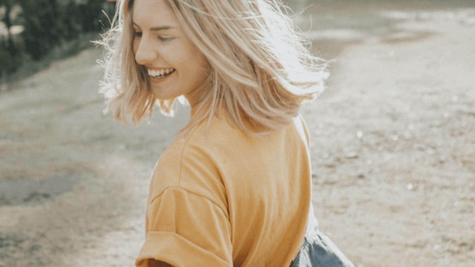 Mein Leben verändern: Eine junge Frau lächelt.