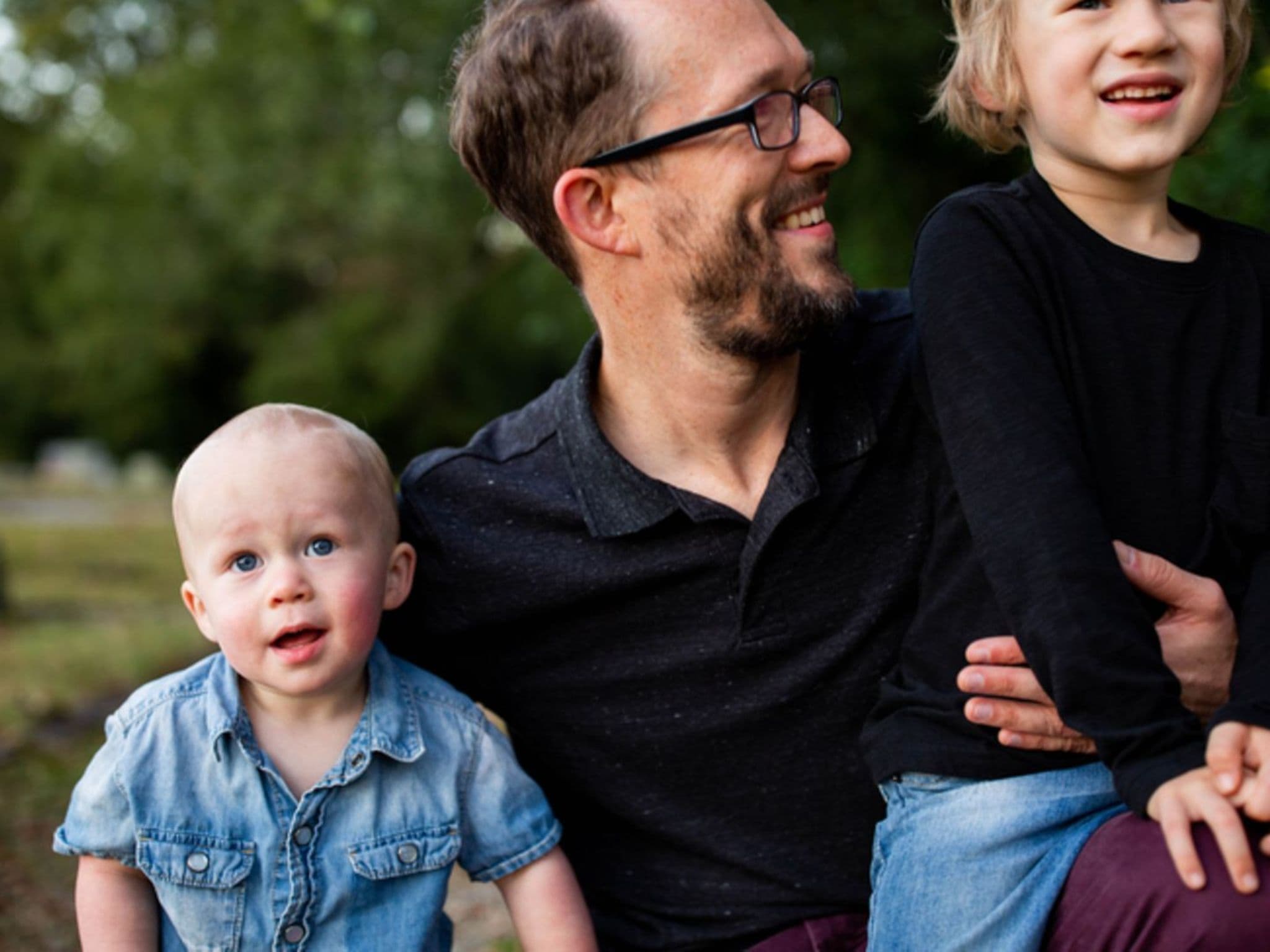 Vater mit seinen beiden Kindern in der Natur