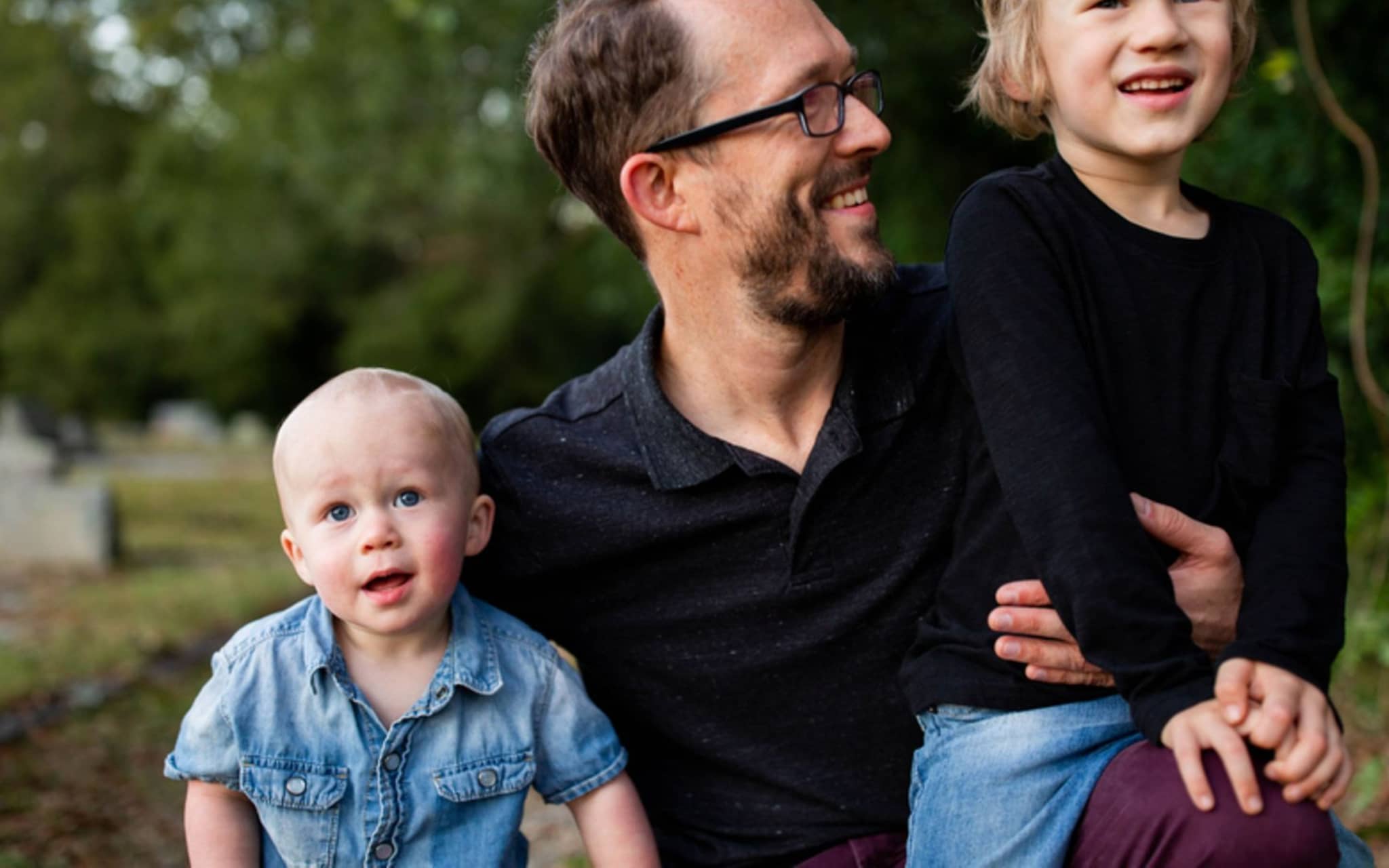 Vater mit seinen beiden Kindern in der Natur