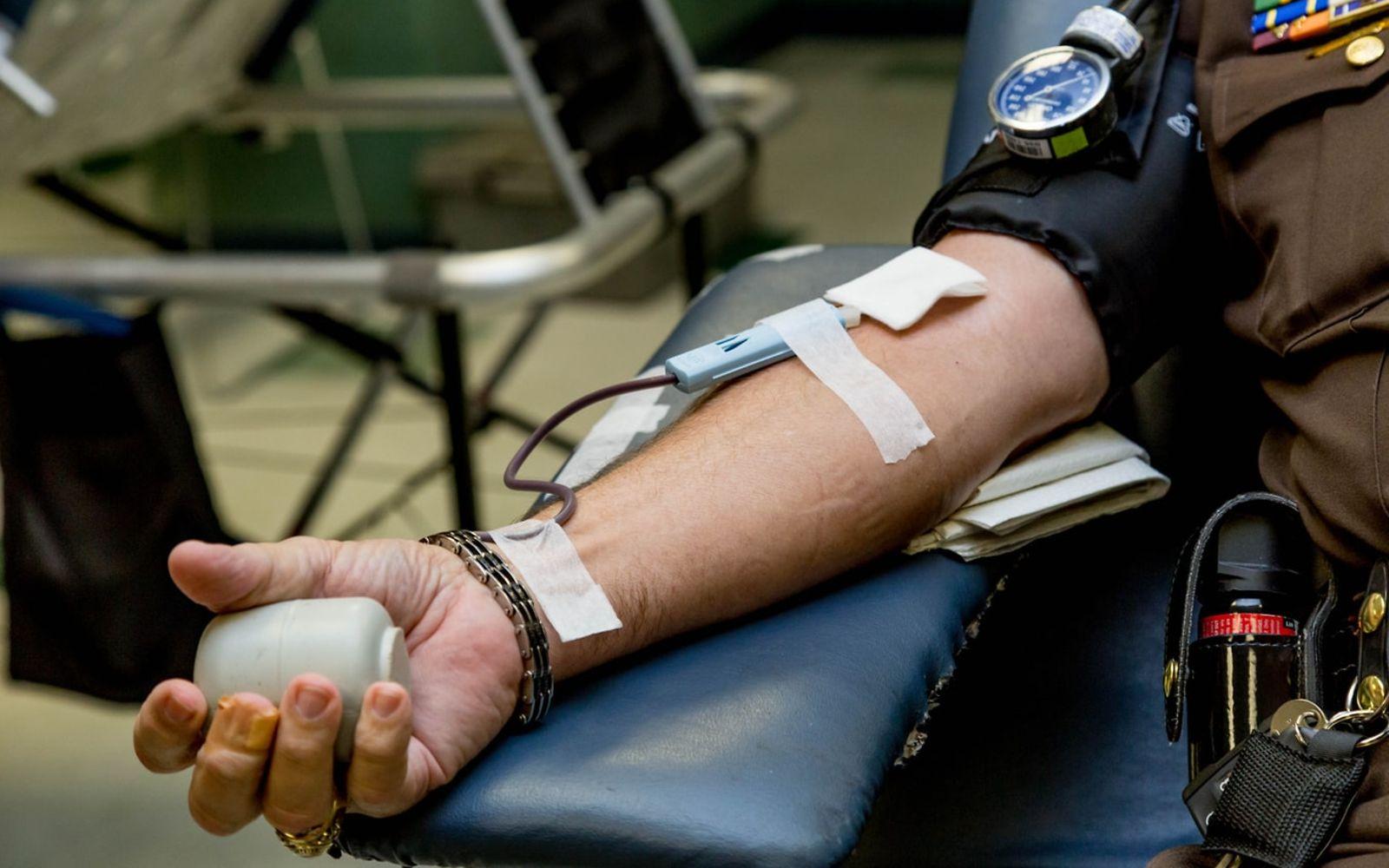 Blutspende für Transfusionen: Arm, dem gerade Blut entnommen wird