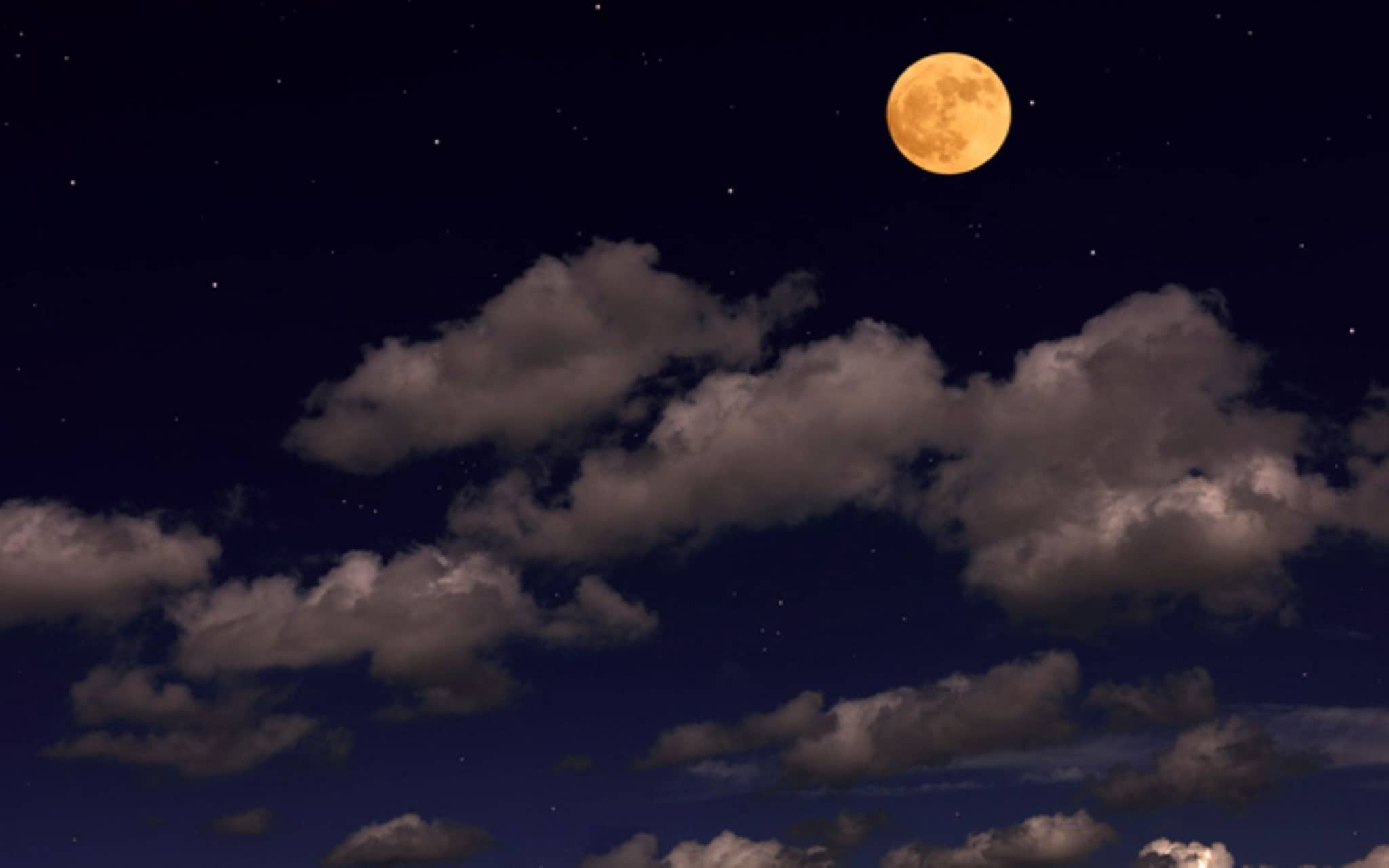 Auswirkungen Vollmond: Dunkler Himmel mit Wolken und Vollmond.