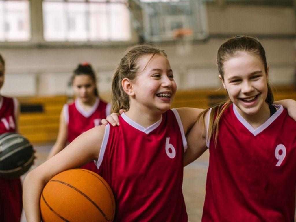 Sport für Kinder: Mädchen beim Basketballspielen