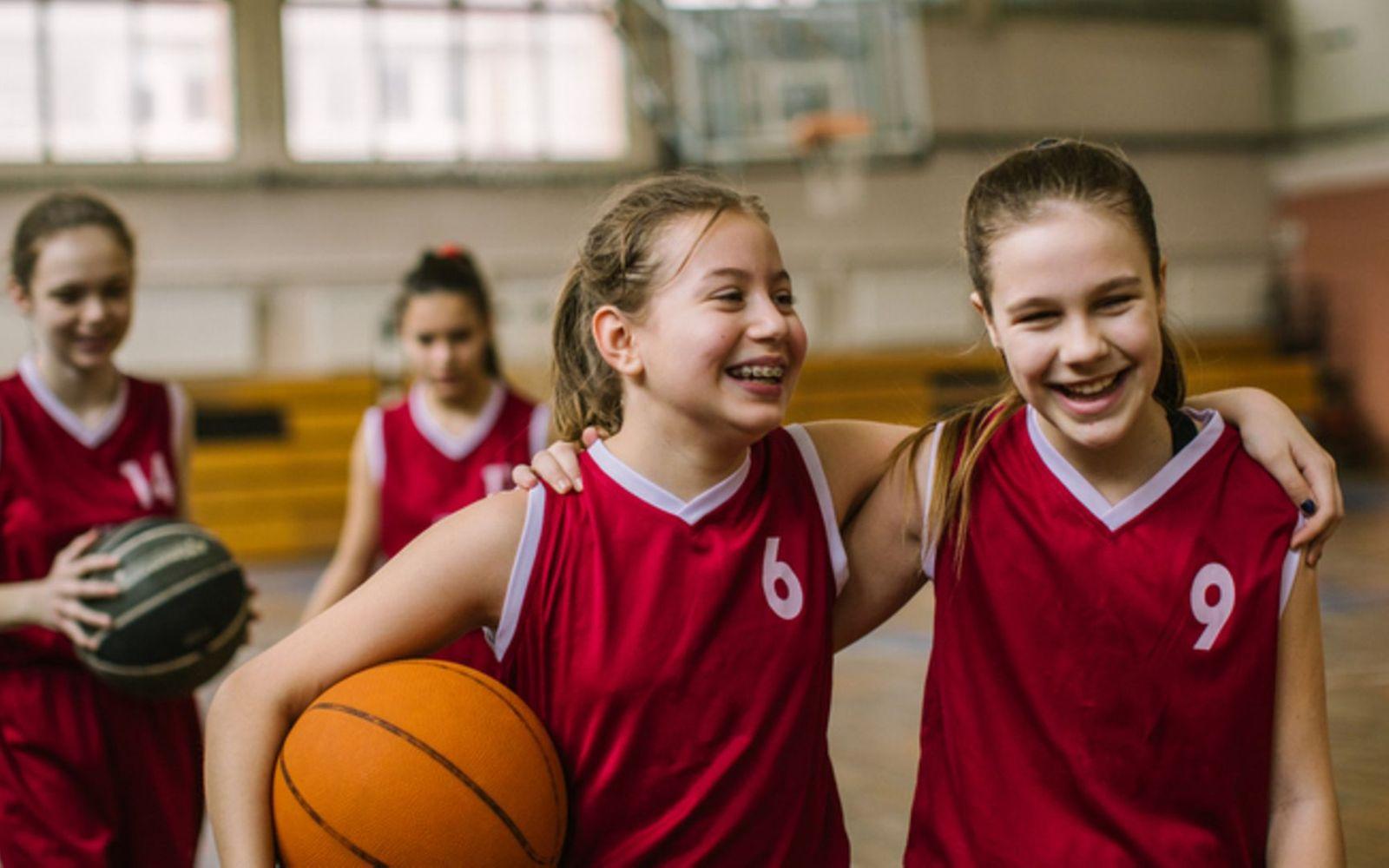 Sport für Kinder: Mädchen beim Basketballspielen