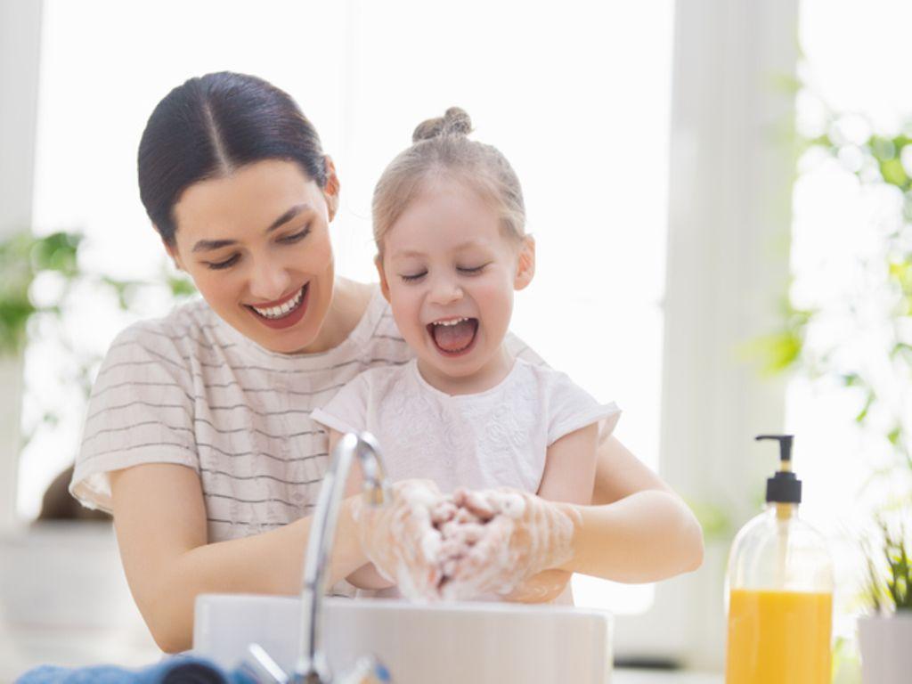 Händewaschen gegen Viren: Eine Mutter zeigt ihrem Kind, wie es sich die Hände richtig wäscht.