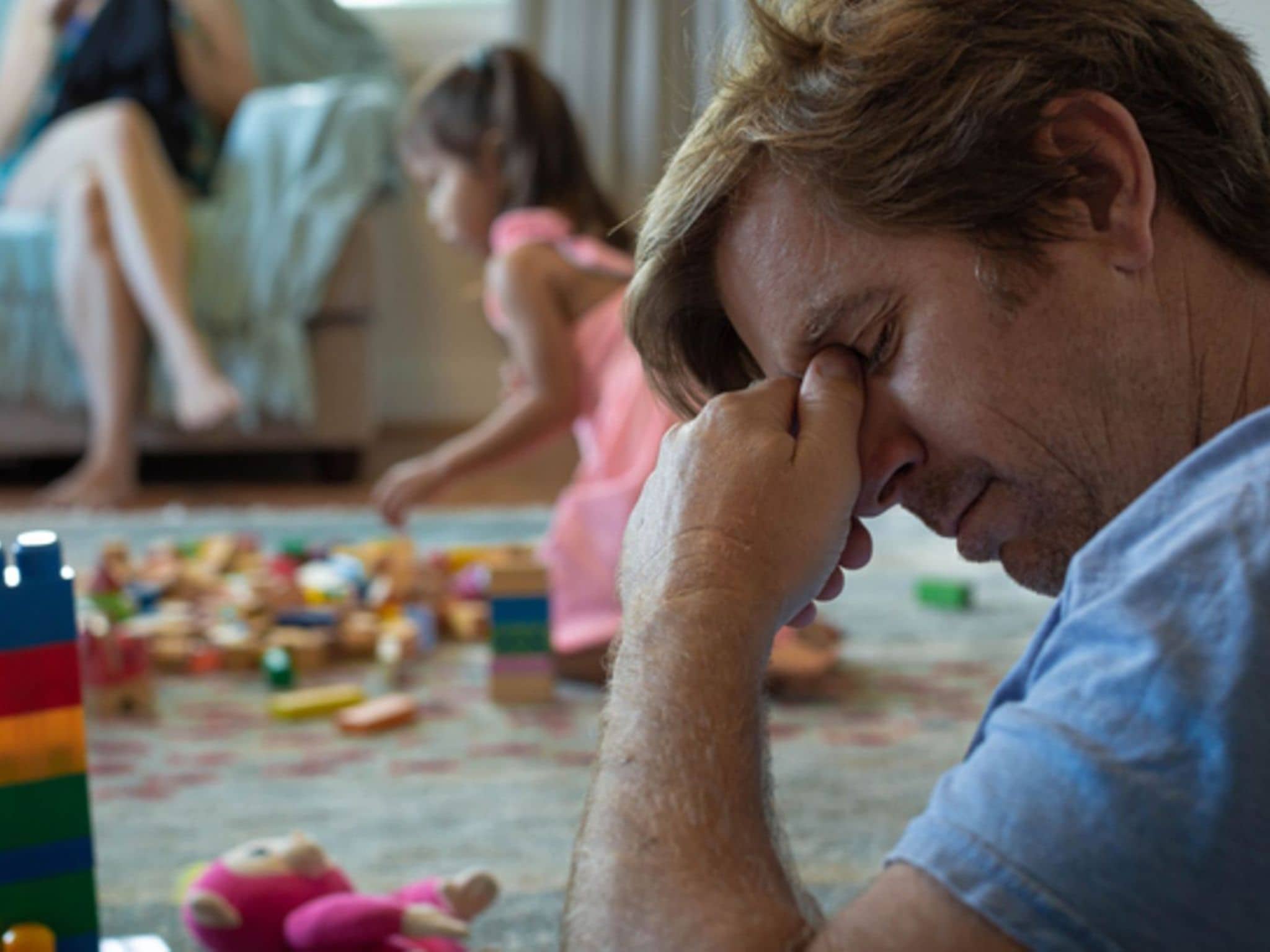 Symbolbild für Überforderung der Eltern: Ein Mann ist mit seinen Kindern überfordert