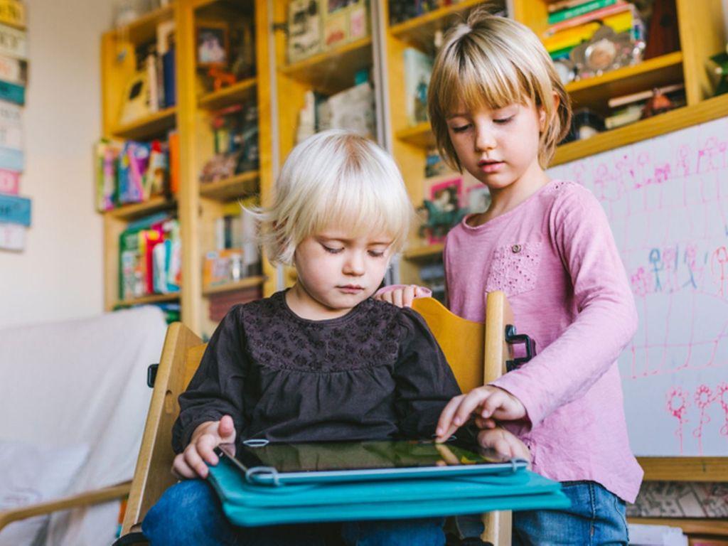 Kinder und Medien: Zwei kleine Kinder spielen mit dem Tablet