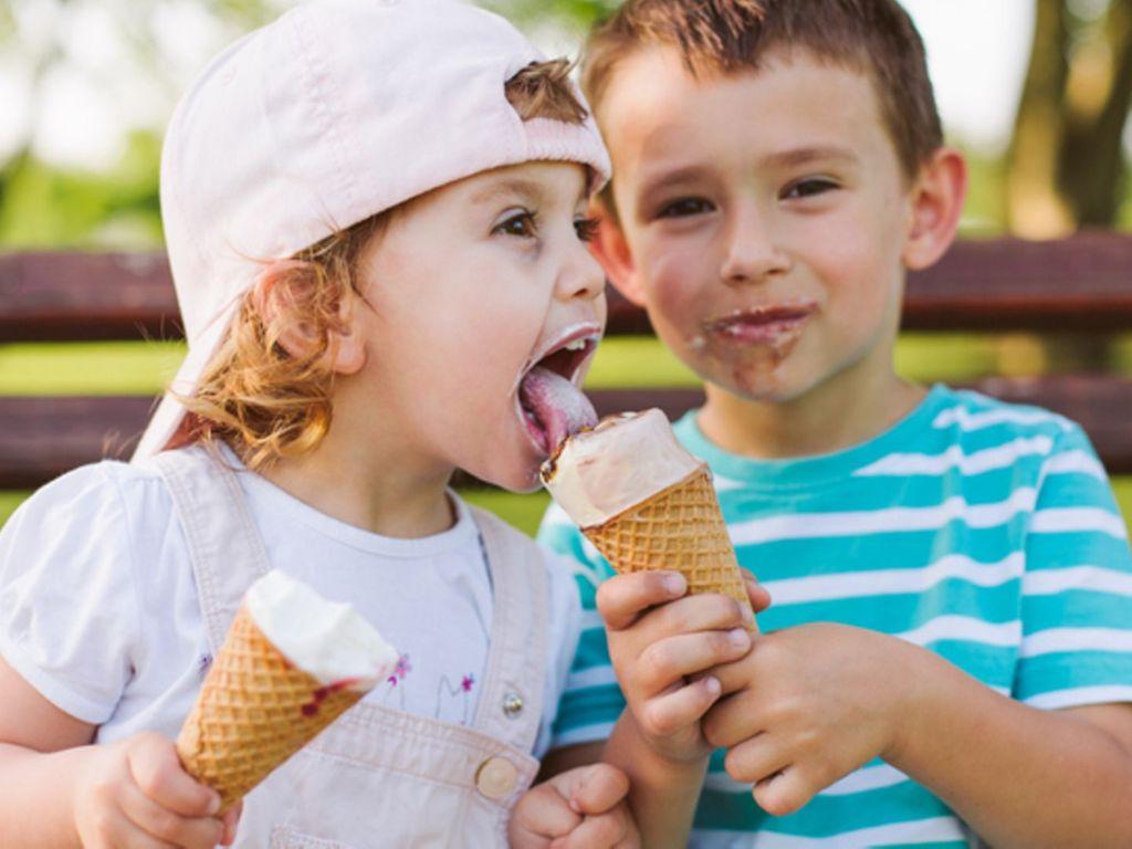 Geschwisterliebe: Ein kleiner Junge teilt das Eis mit seiner kleinen Schwester.