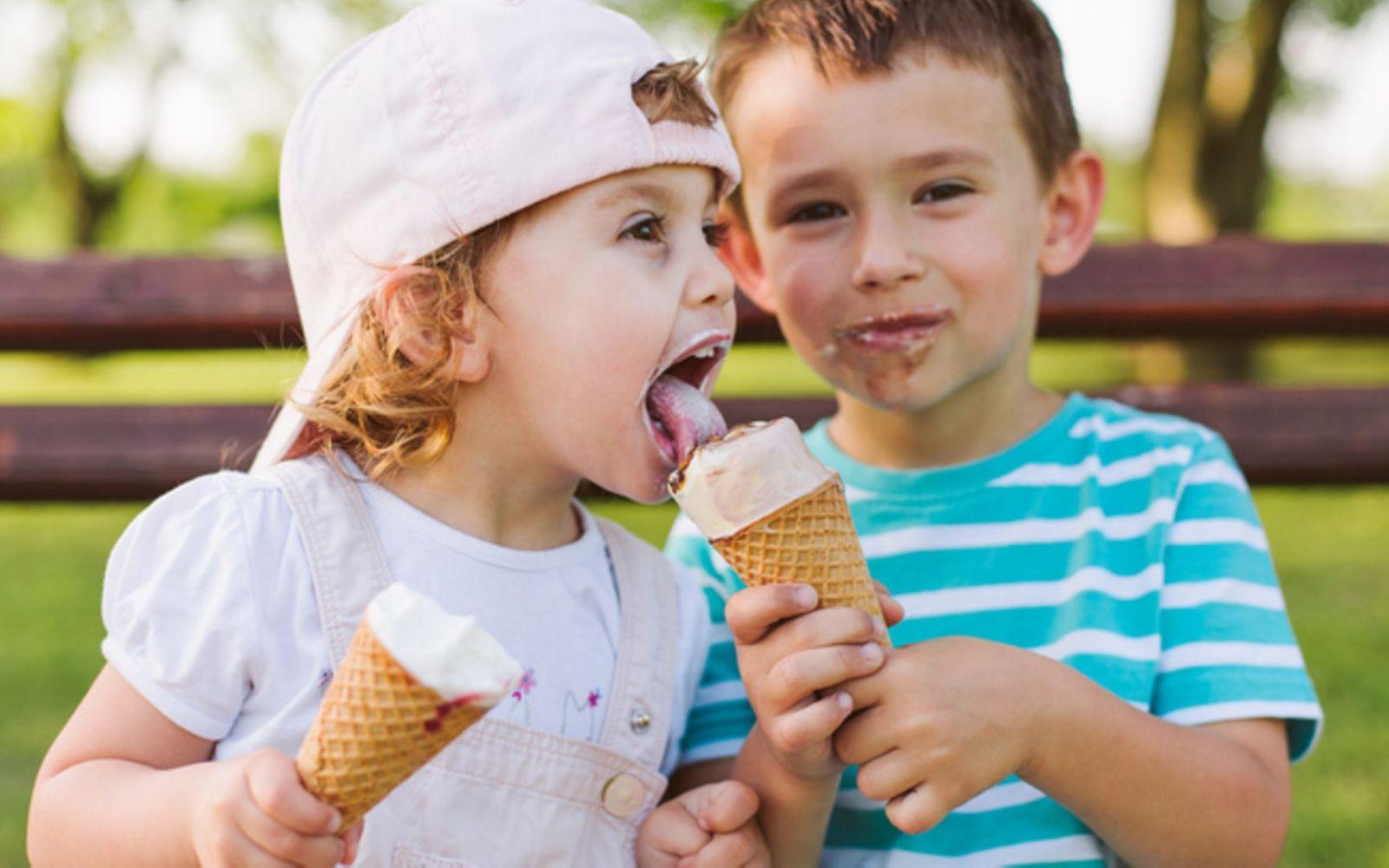 Geschwisterliebe: Ein kleiner Junge teilt das Eis mit seiner kleinen Schwester.