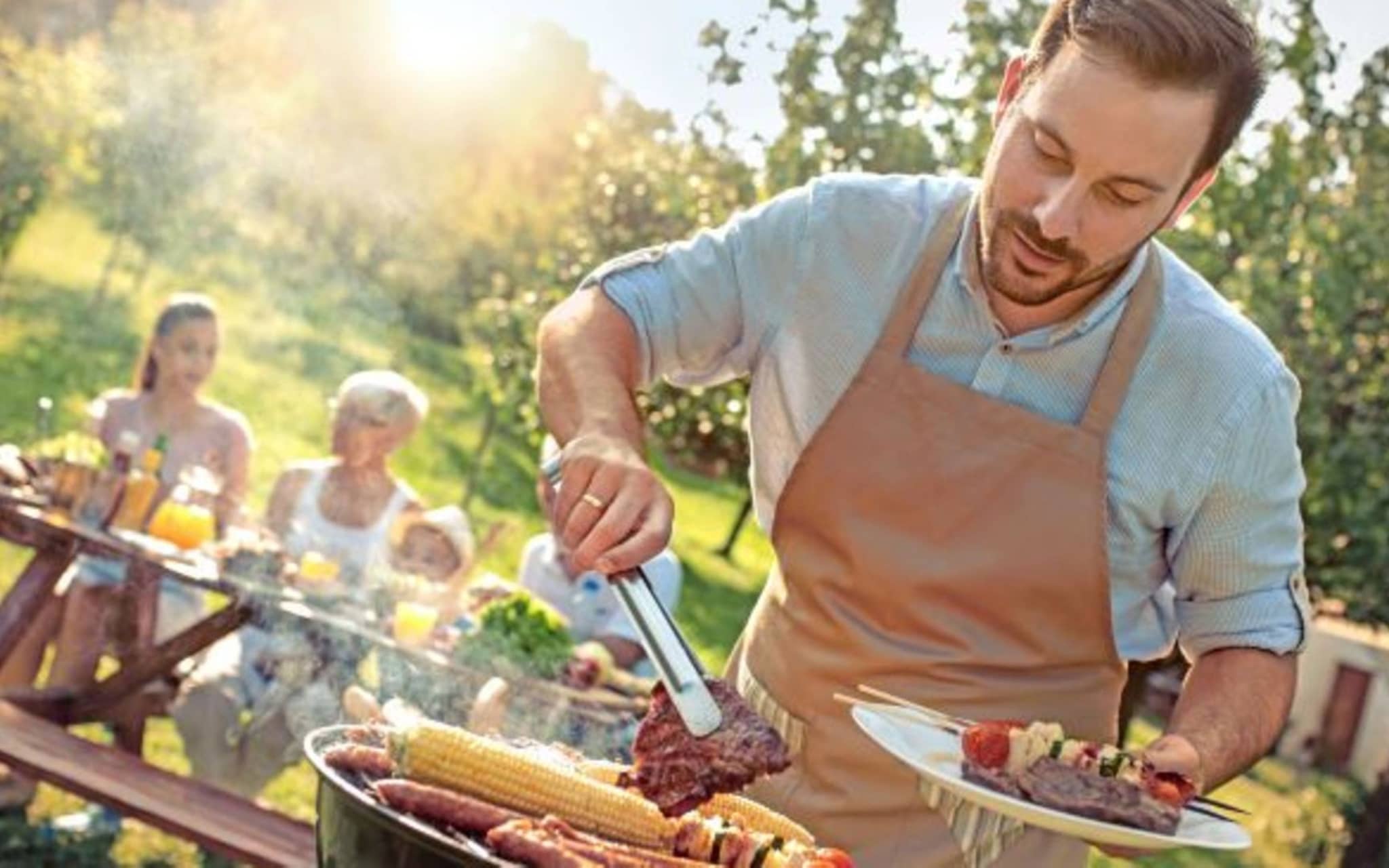 Ernährung und Klischees: Ein Mann steht am Grill und grillt Steaks.