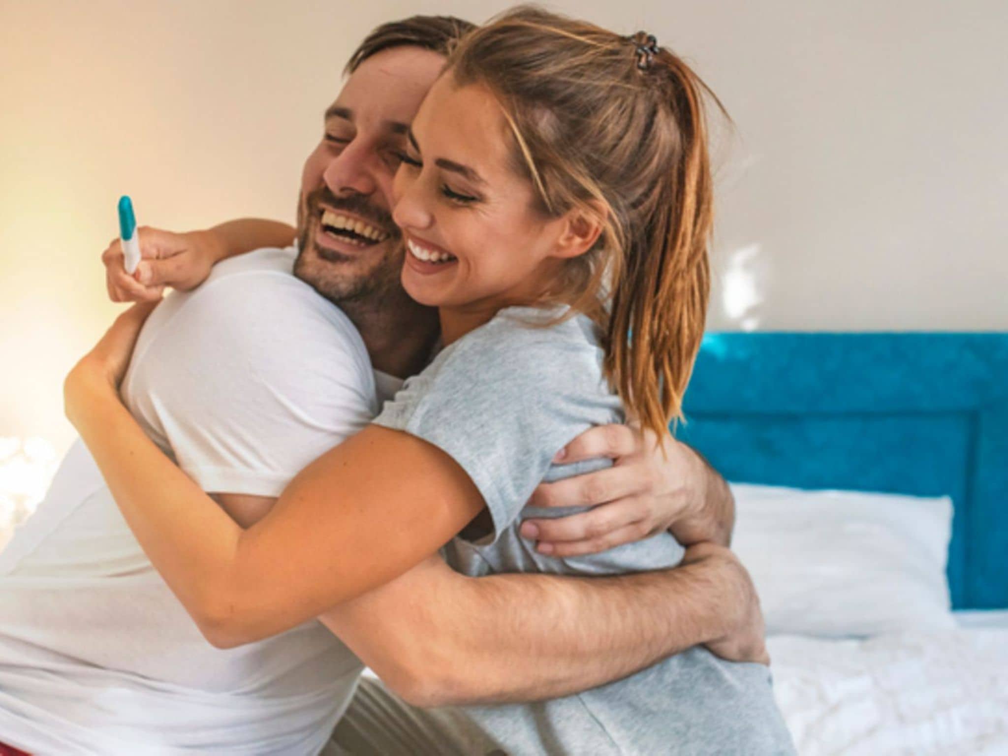 Schwanger werden: Ein Paar freut sich über die Schwangerschaft