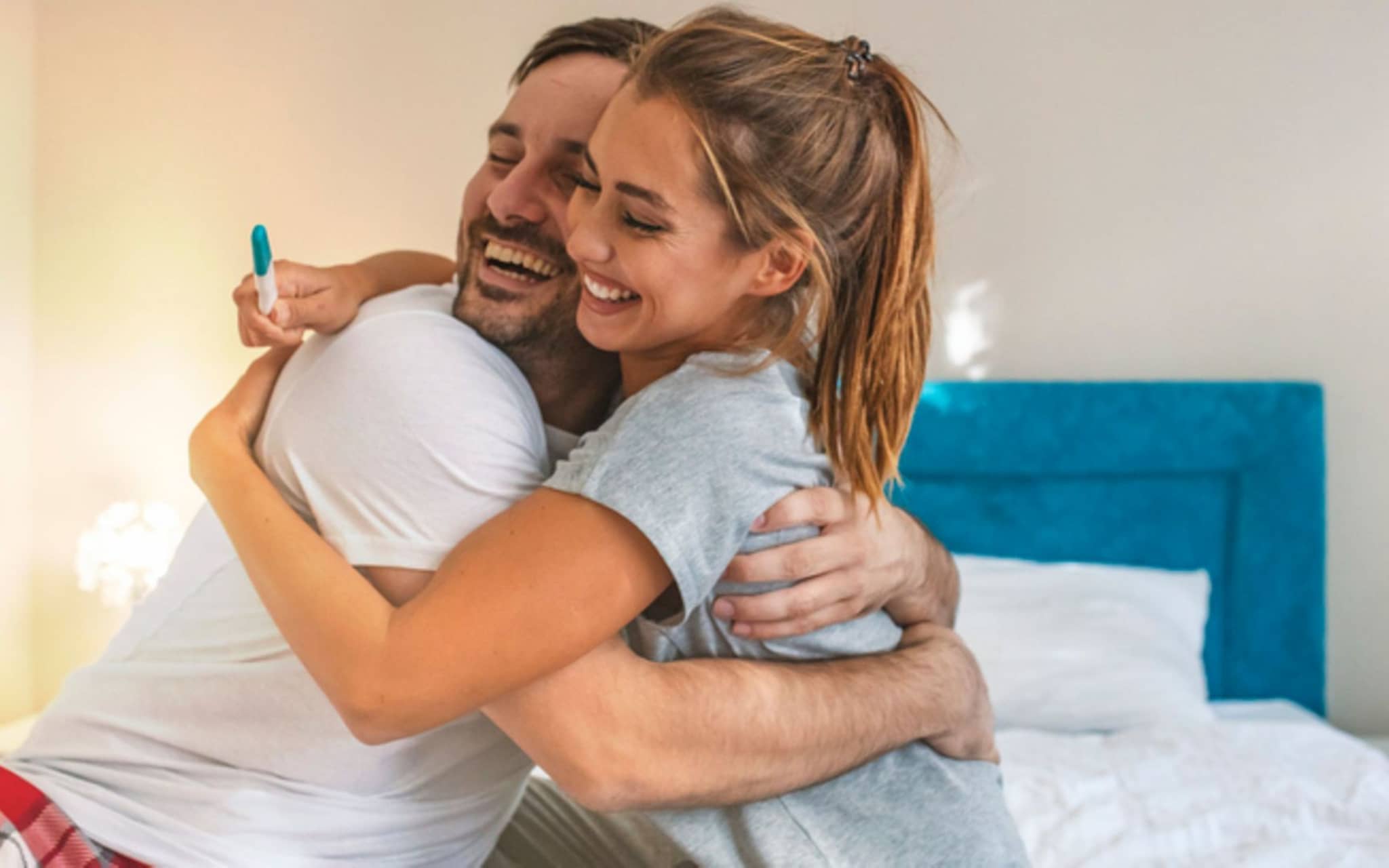 Schwanger werden: Ein Paar freut sich über die Schwangerschaft