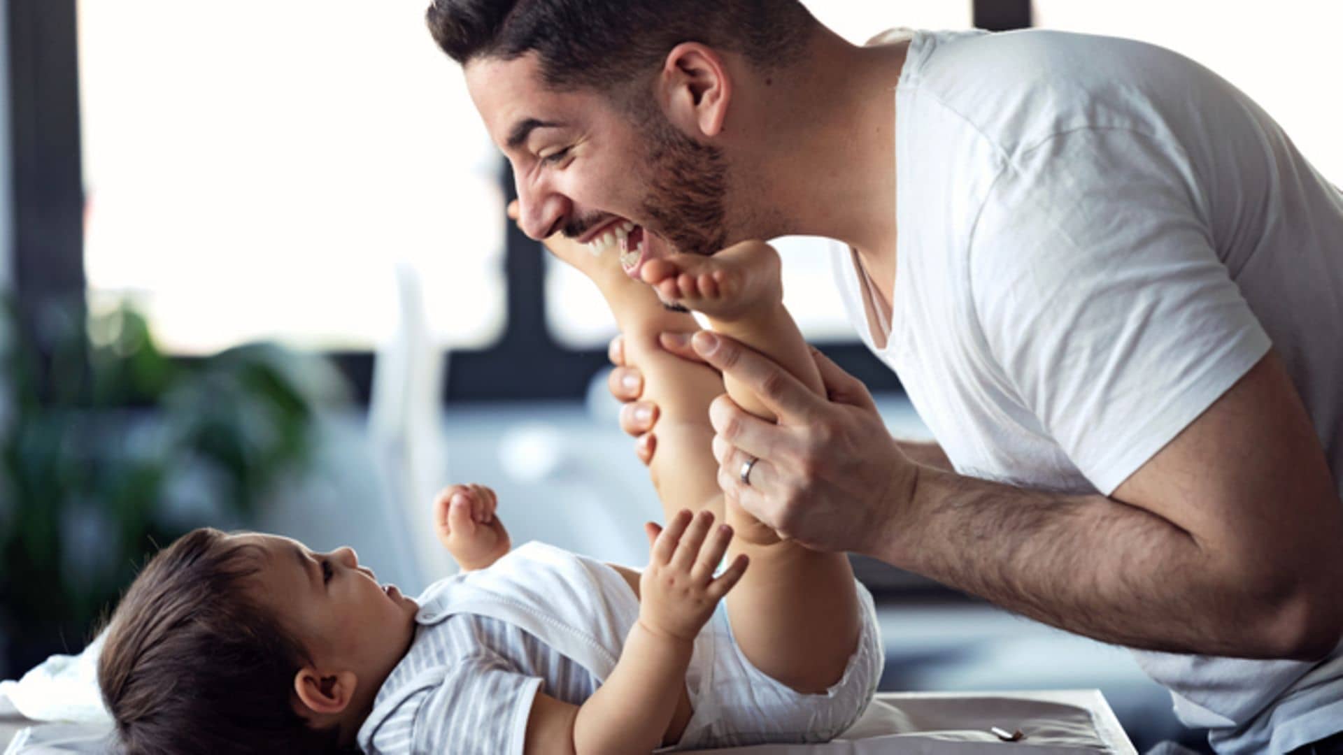 Ein Vater spielt mit seinem Baby