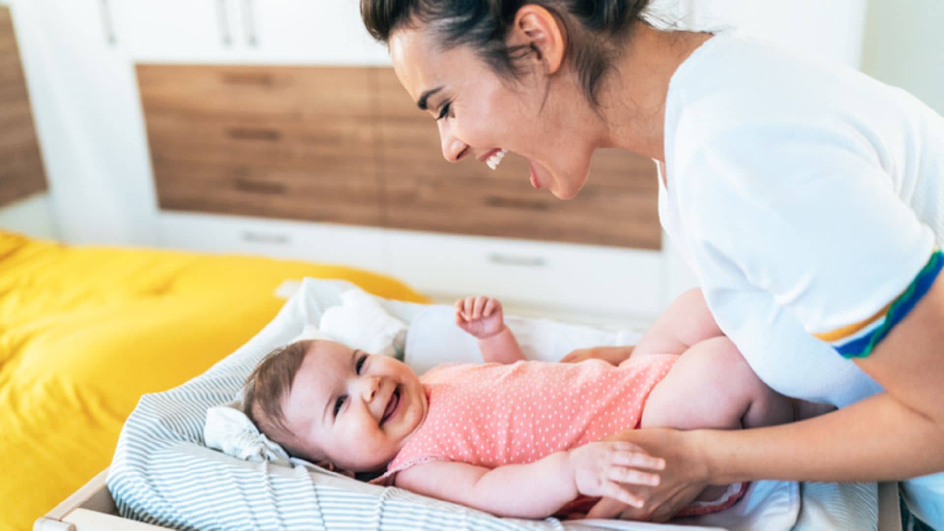 Eine Mutter spielt mit ihrem Baby