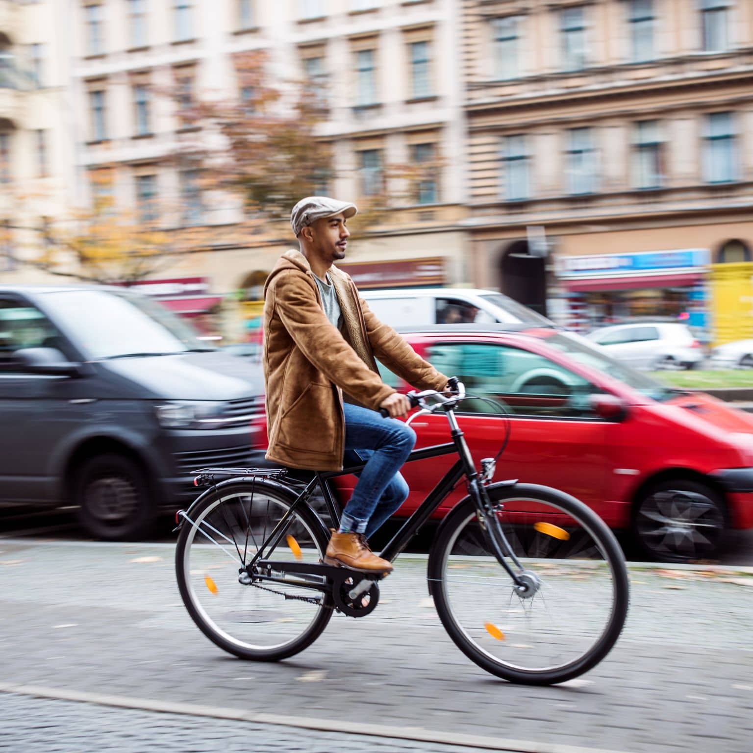 Herz-Kreislauf-Erkrankungen: Mann fährt mit dem Rad durch eine Stadt.