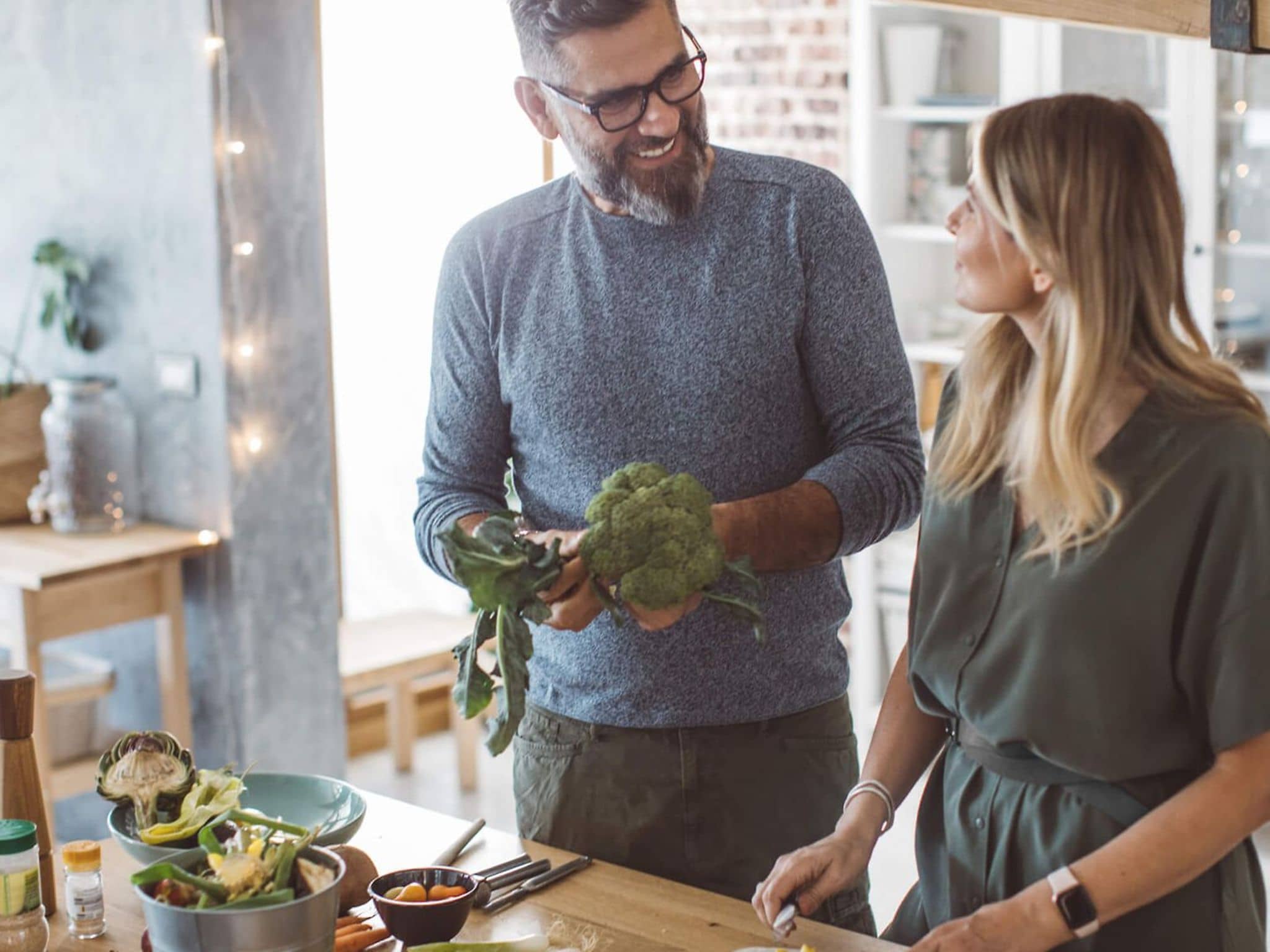 Ernährungstipps: Junges Paar kocht mit Spaß und frischen Zutaten