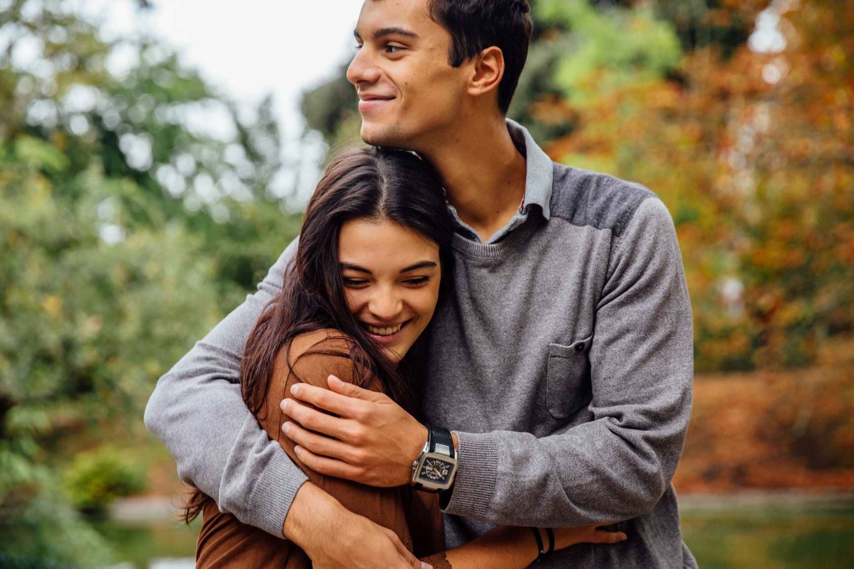 Schwangerschaftstest: Glückliches Paar umarmt sich.