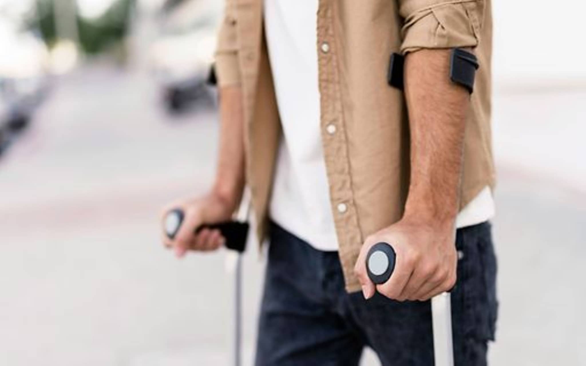 Verletztengeld: Mann mit Gehhilfen.