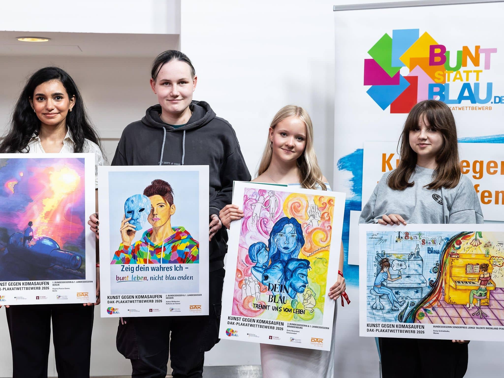 Gruppenbild der Bundessieger des Wettbewerbs Bunt statt blau 2026