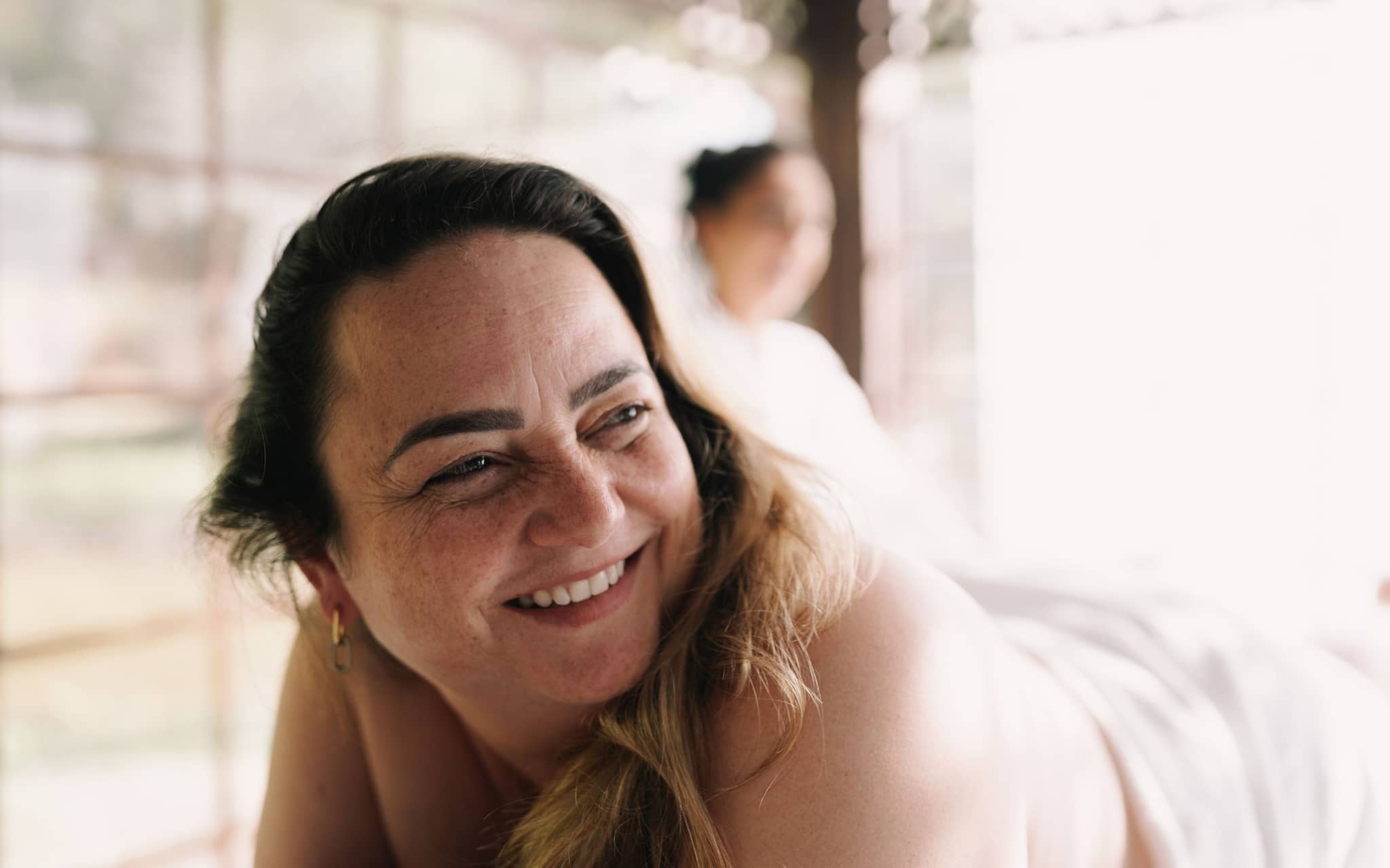 Adipöse Frau lächelt während einer Massage