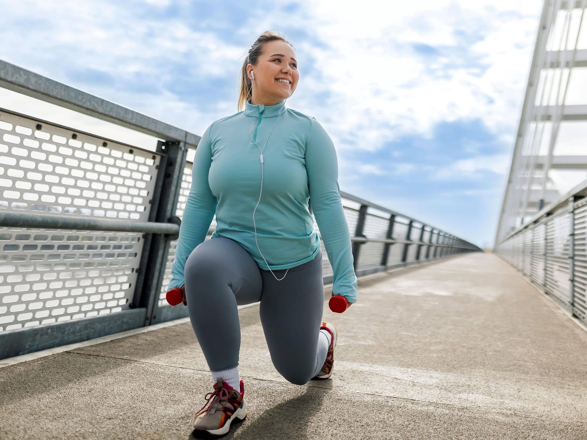 Eine Frau mit Übergewicht macht Sport, um Bauchfett zu verlieren.