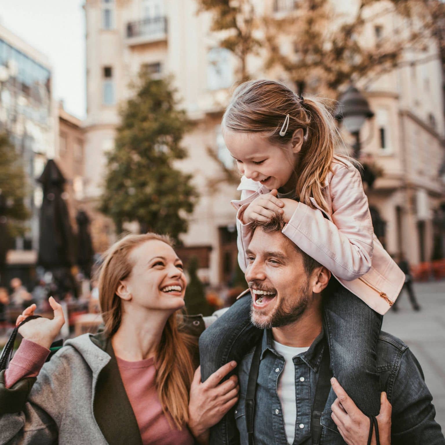 Bir aile keyifli vakit geçiriyor ve şehirde geziyor.