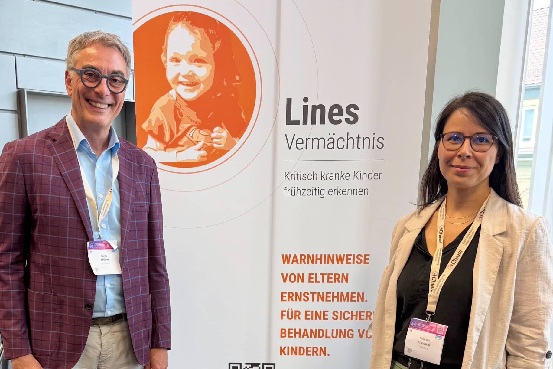 Experte Hardy Müller und Expertin Michelle Bayona vor dem Roll-up zu Lines Vermächtnis