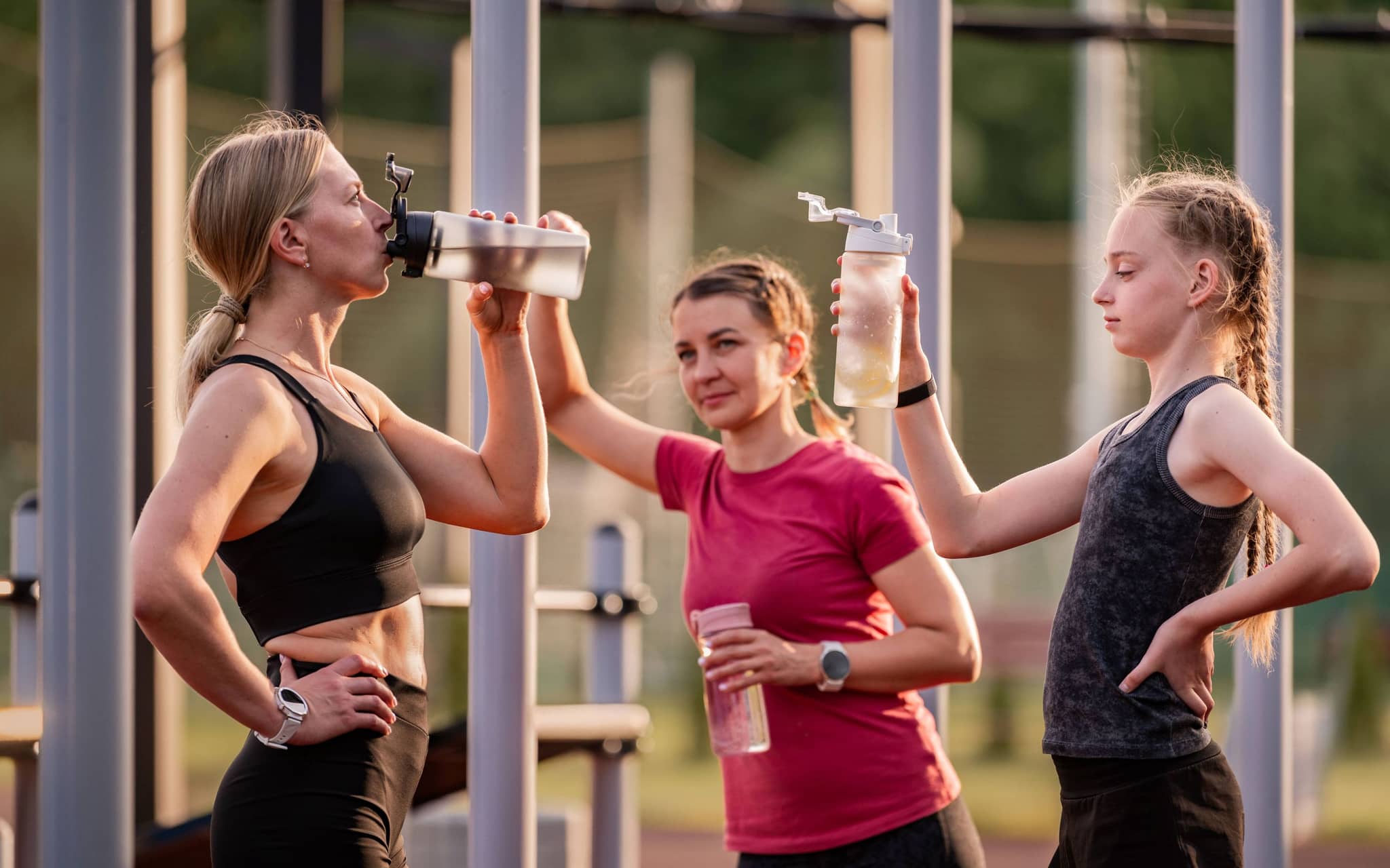 Eine Gruppe Sportlerinnen bei der Trinkpause.