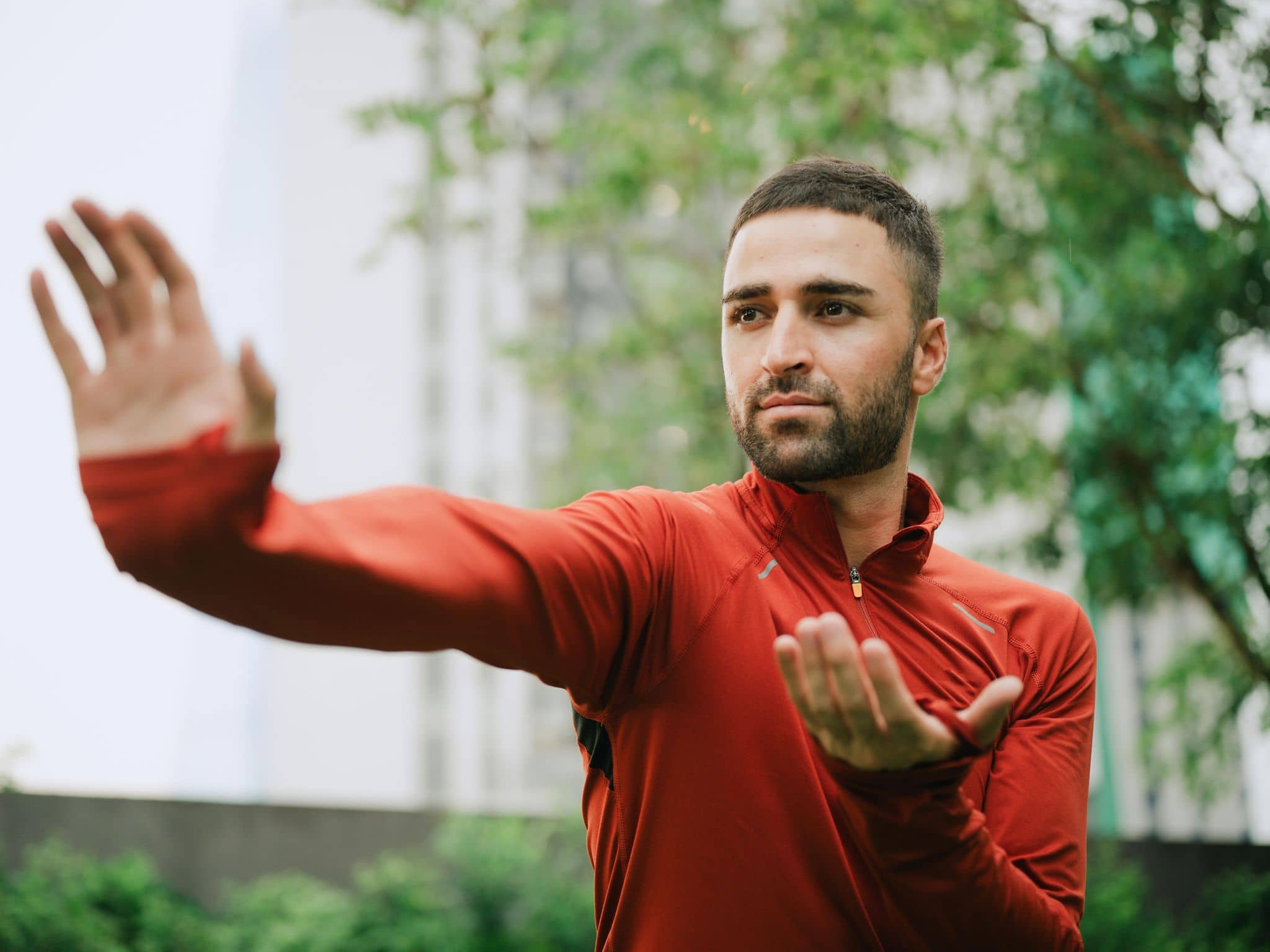 Ein Mann macht Tai Chi im Freien.