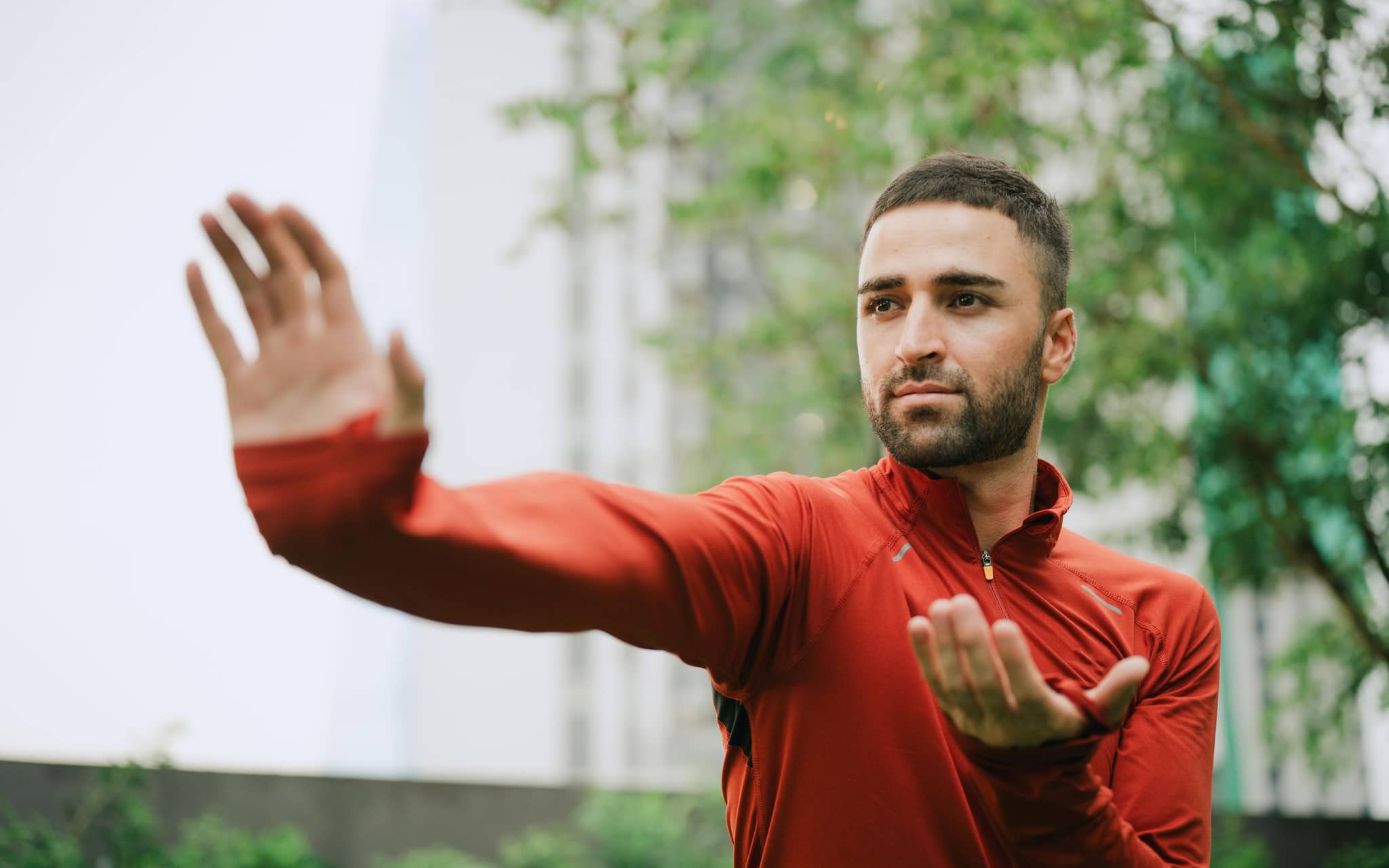 Ein Mann macht Tai Chi im Freien.