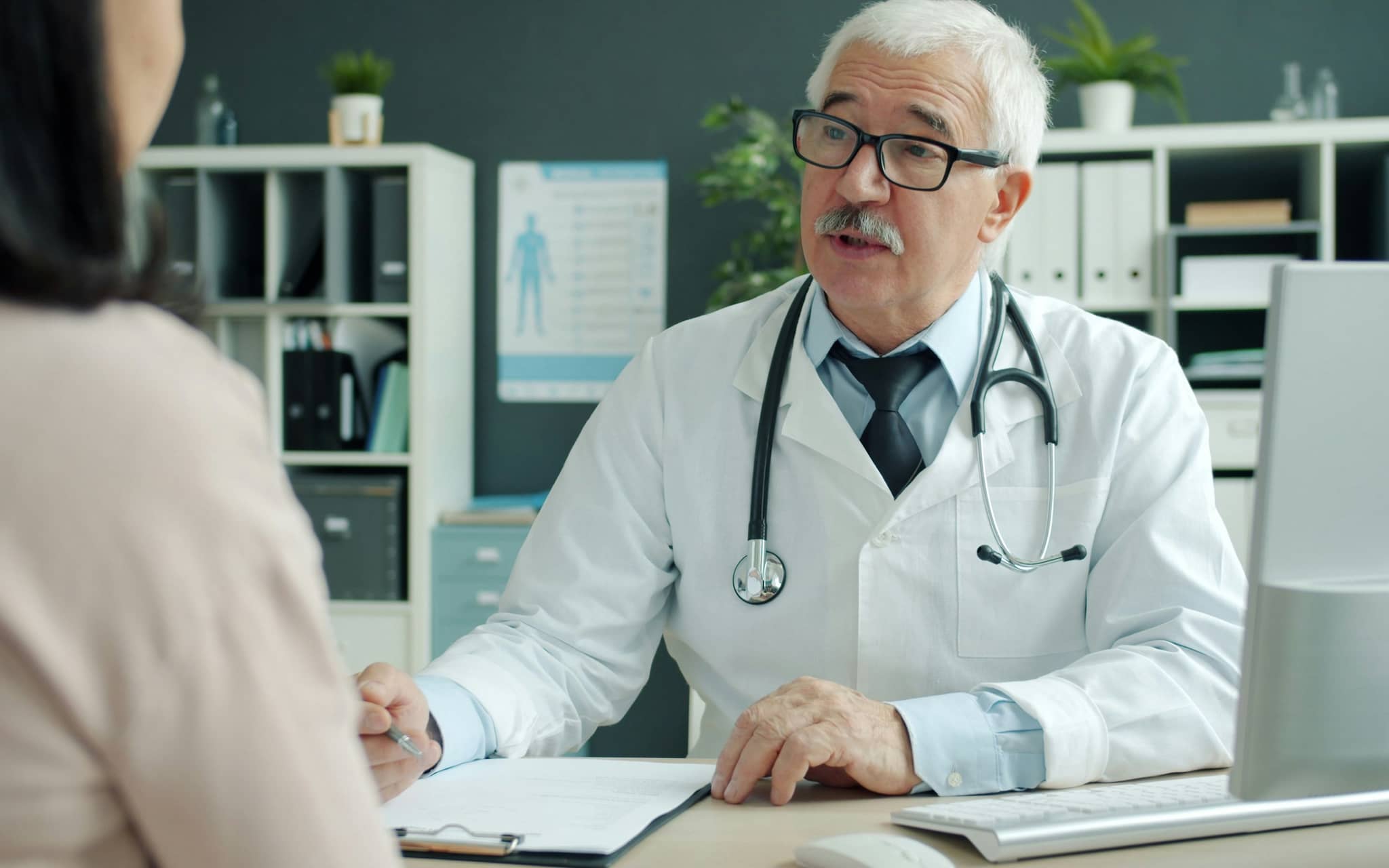 Arzt ist im Patientengespräch.