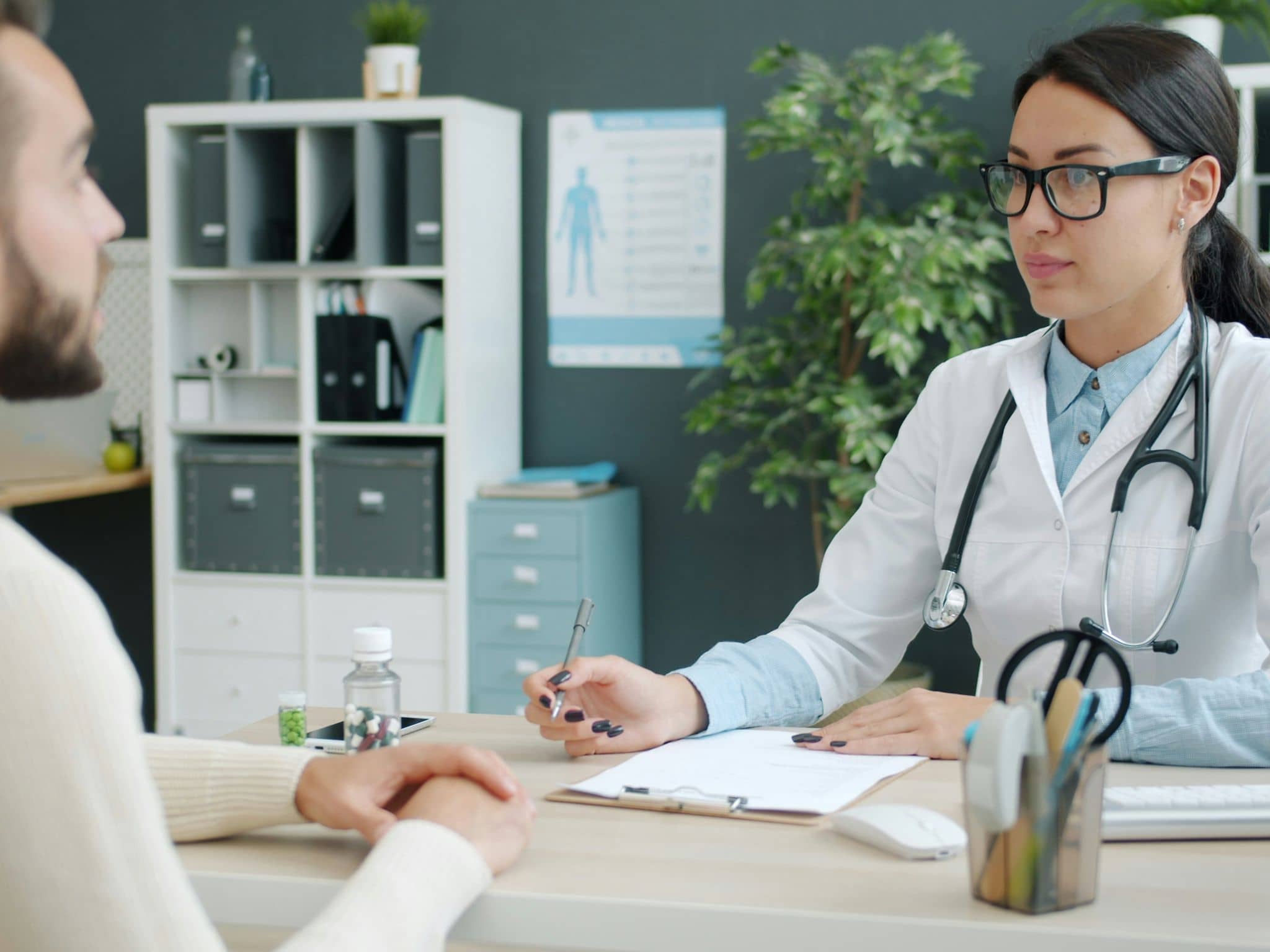 Ärztin ist im Patientengespräch.