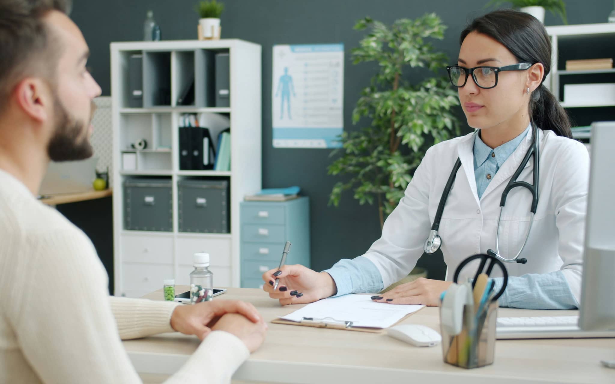 Ärztin ist im Patientengespräch.